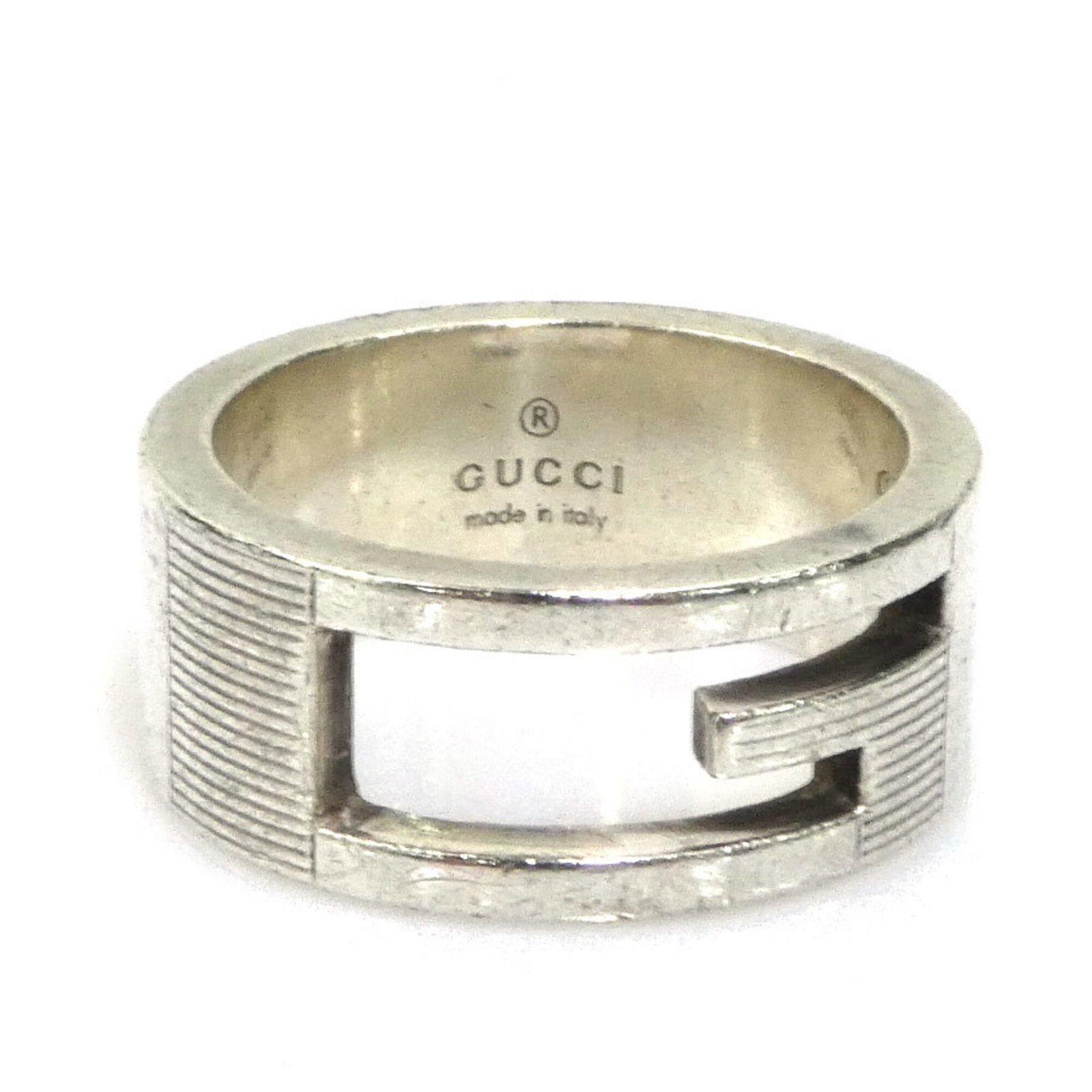 GUCCI Band Ring Silver 925: GUCCI Band Ring Silver 925 Silver 925 band ring from Gucci, made in Italy, features a sleek and modern design. The item has visible wear, including scratches and scuffs, but remains fully functional a