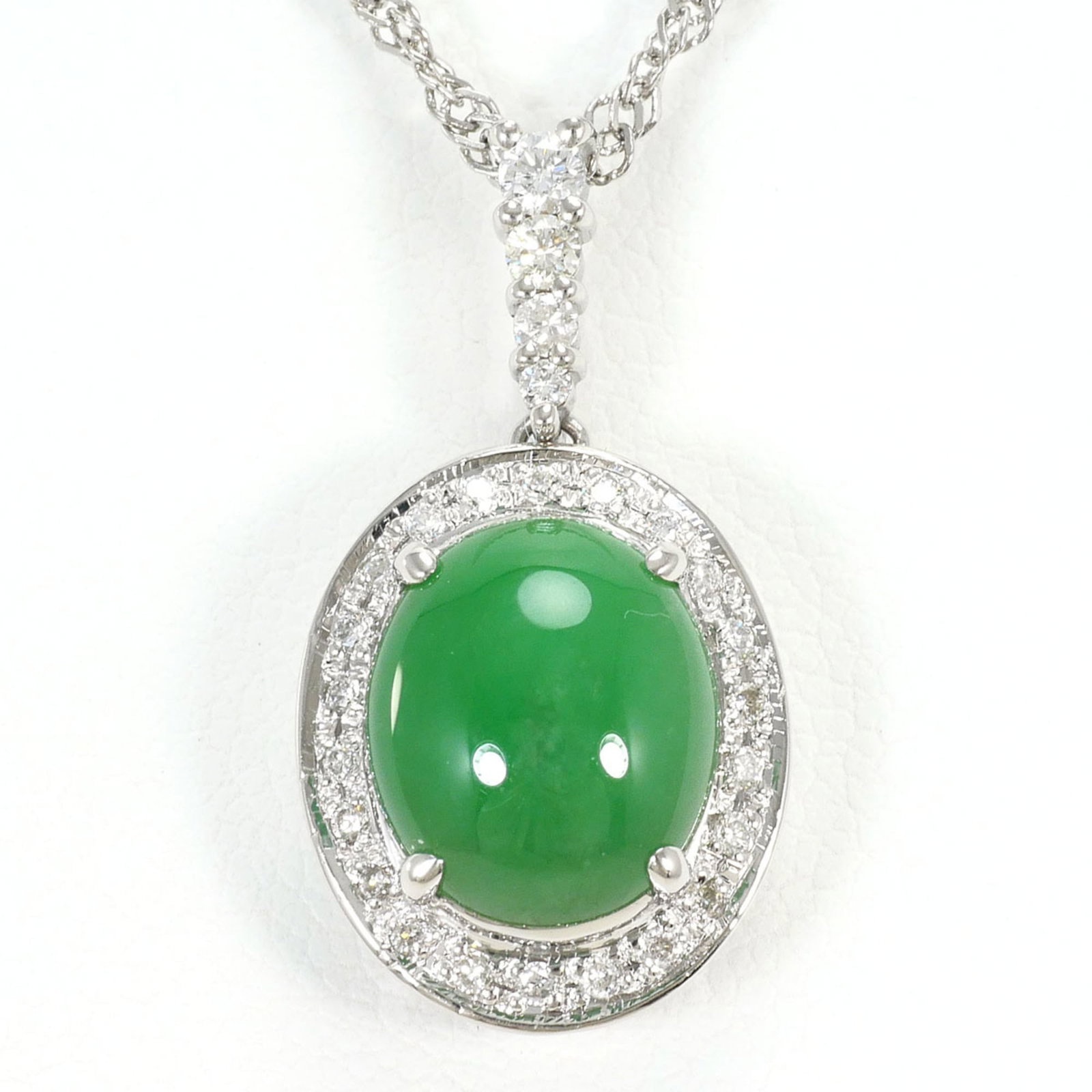 Platinum 850 Platinum 900: Platinum 850 Platinum 900 Platinum 850 and Platinum 900 necklaces are crafted from high-quality platinum metal, with the former weighing 6.2g and the latter 0.21oz. The necklaces feature a diamond