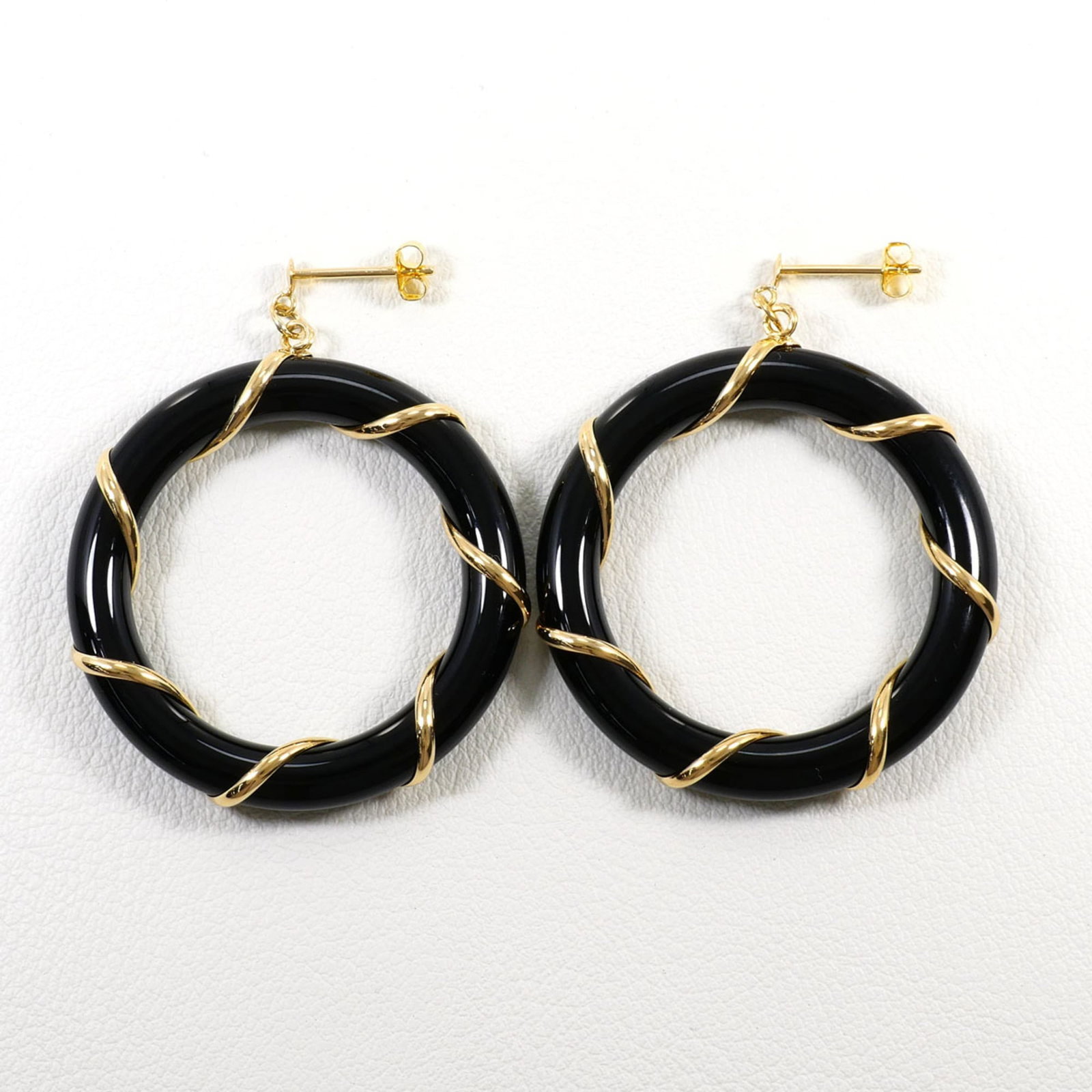 Stud Earrings Yellow Gold (18K): Stud Earrings Yellow Gold (18K) Stud earrings in 18K yellow gold, featuring a subtle onyx stone, are a timeless choice for those who appreciate understated elegance. Made from high-quality 18K gold,