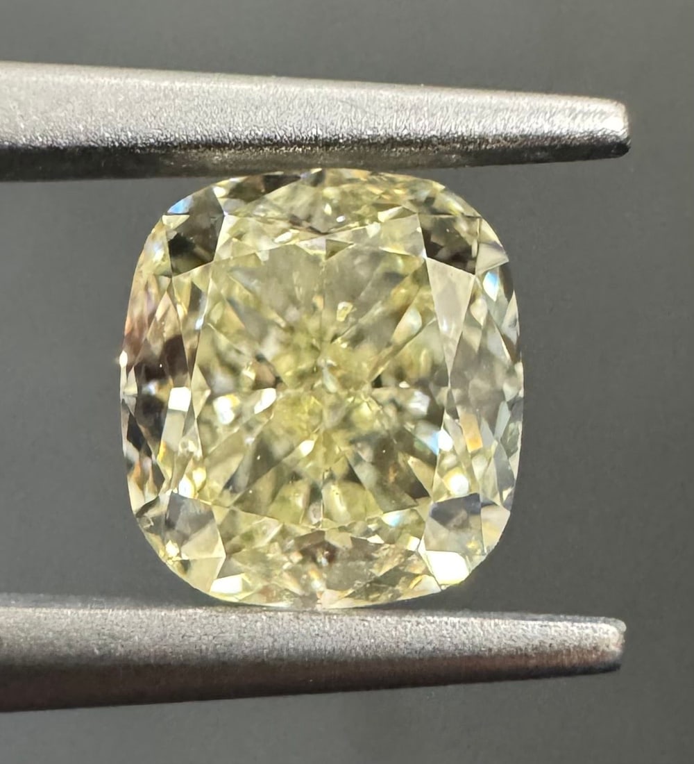 HRD Cushion Brilliant 1.01ct M VVS2 - Loose Natural Diamond: HRD Cushion Brilliant 1.01ct M VVS2 - Loose Natural Diamond 1.01ct M VVS2 - A brilliant natural diamond with EX polish and VG symmetry, showcasing exceptional clarity and brilliance. Certified by the
