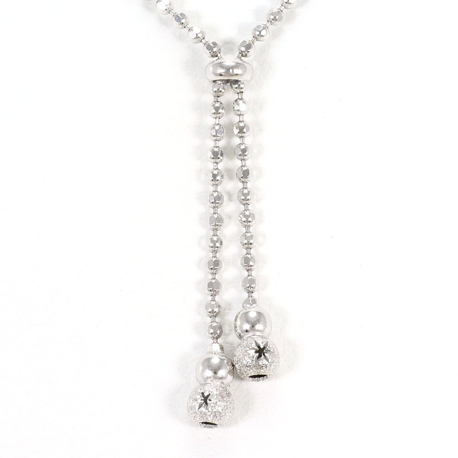 White Gold (18K): White Gold (18K) White gold (18K) necklace with a 25mm x 4mm pendant, crafted from 18K metal, weighs 2.9g, and features a 38 cm / 14.96'' adjustable neck circumference. This necklace is made from