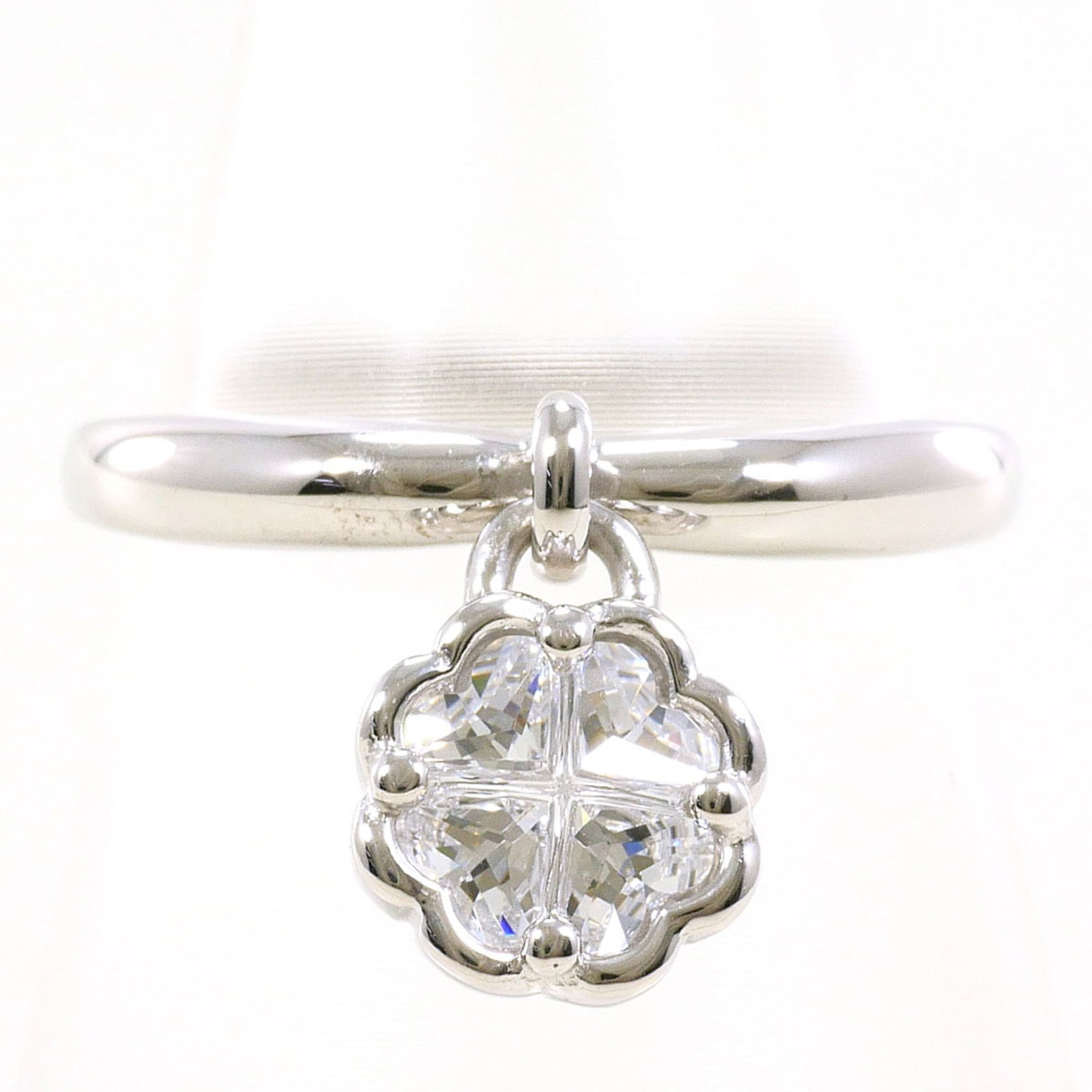 Band Ring White Gold (18K): Band Ring White Gold (18K) This 18K white gold band ring features a sleek design and a subtle shine. Made from high-quality white gold, it boasts a 12mm width and a US size of 5.5, making it a