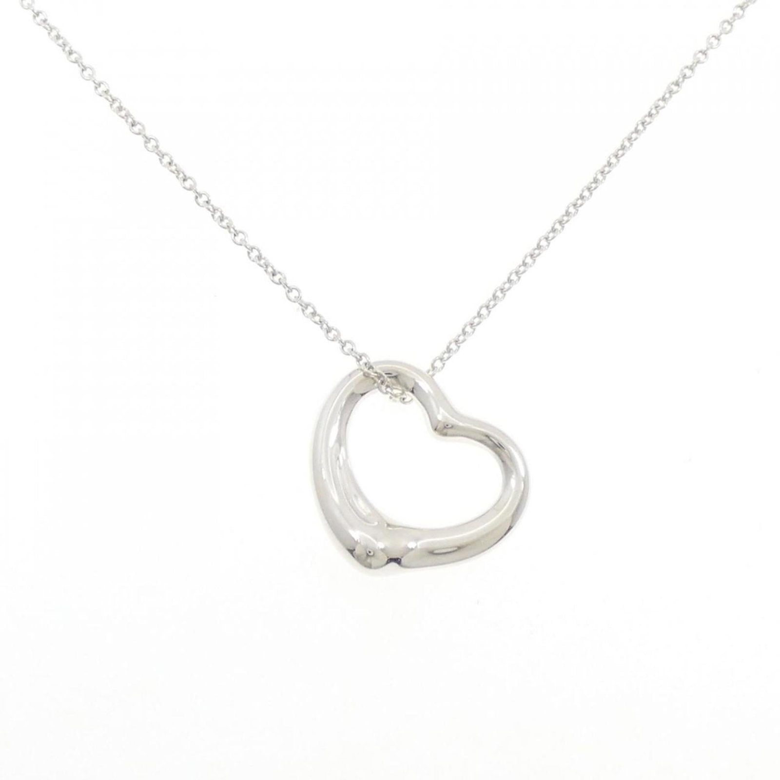 TIFFANY Silver 925: TIFFANY Silver 925 Tiffany's iconic silver pendant shines with a sleek, modern design. Made from high-quality silver 925, this necklace features a striking pendant that measures 21.3mm x 21.2mm, perfe
