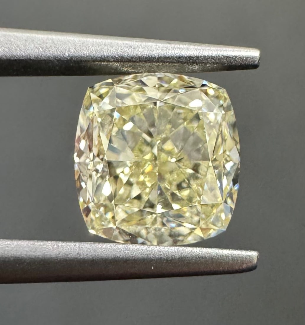 HRD Cushion Brilliant 1.36ct M VVS2 - Loose Natural Diamond: HRD Cushion Brilliant 1.36ct M VVS2 - Loose Natural Diamond The HRD Cushion Brilliant 1.36ct M VVS2 is a stunning loose natural diamond, certified by the renowned HRD organization. Measuring 6.22L x