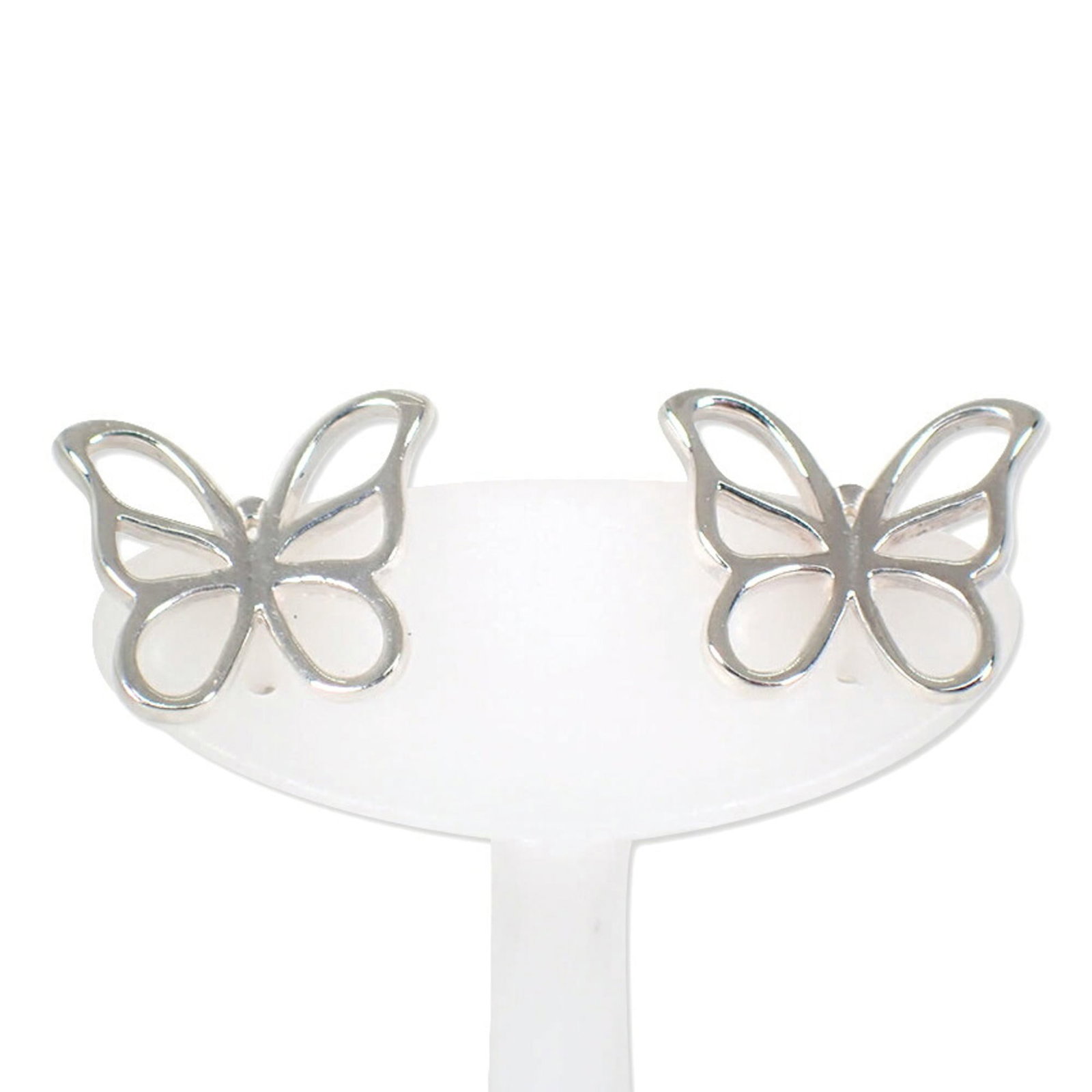 TIFFANY Stud Earrings Sterling Silver 925: TIFFANY Stud Earrings Sterling Silver 925 Sterling silver 925 stud earrings from Tiffany, featuring a classic design. The earrings are made from high-quality silver and have a subtle weight to them, a