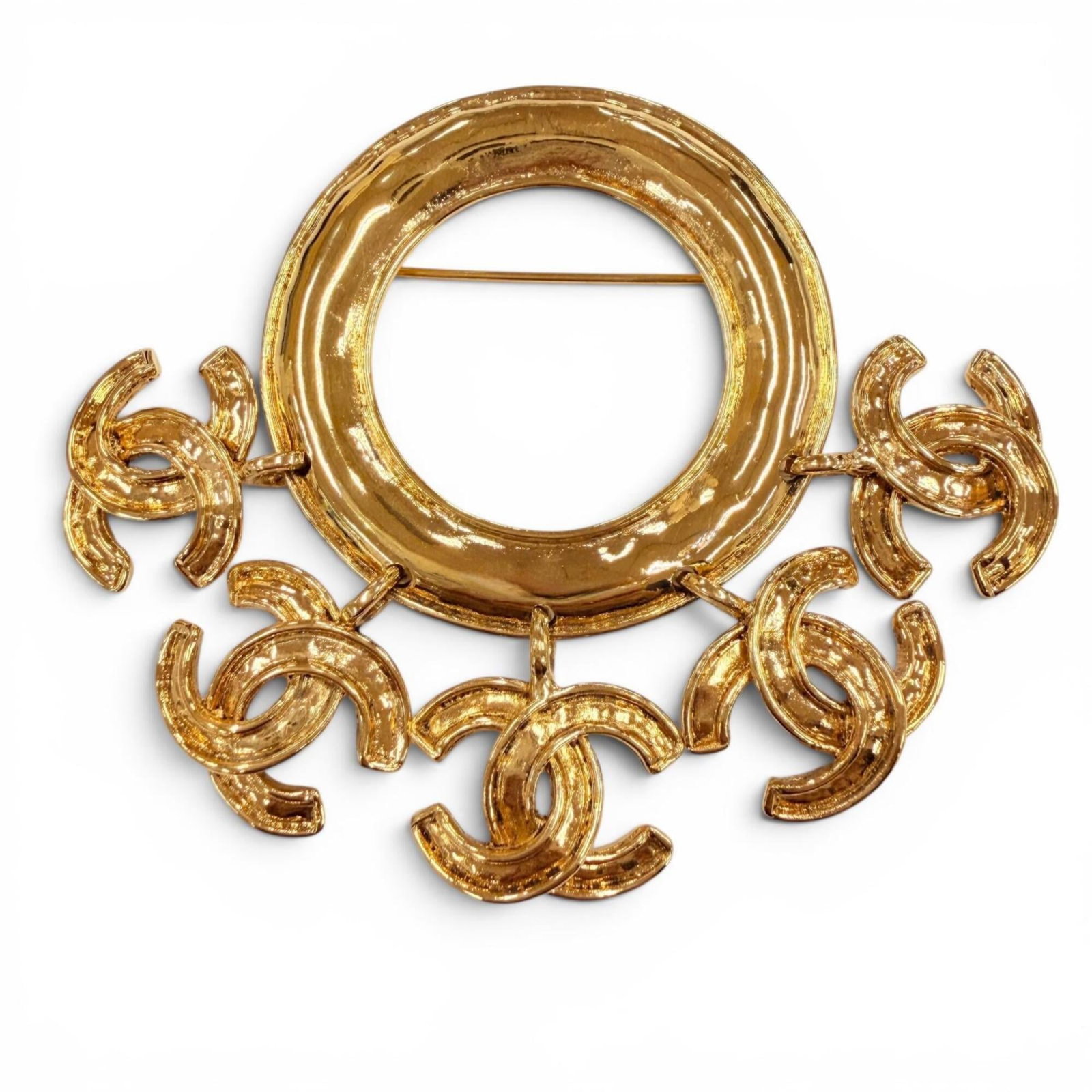 CHANEL Brooch Gold: CHANEL Brooch Gold Gold brooch from the renowned French fashion house Chanel, bearing the brand's signature style and elegance. This exquisite piece is crafted from high-quality materials and