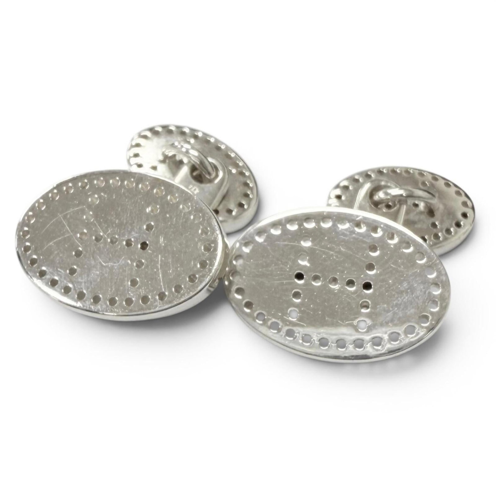 HERMES Cufflinks Silver 925: HERMES Cufflinks Silver 925 Silver 925 cufflinks from Hermes, featuring a subtle shine and minor signs of wear, with small scratches or light marks present. Gently used in very good condition, these c