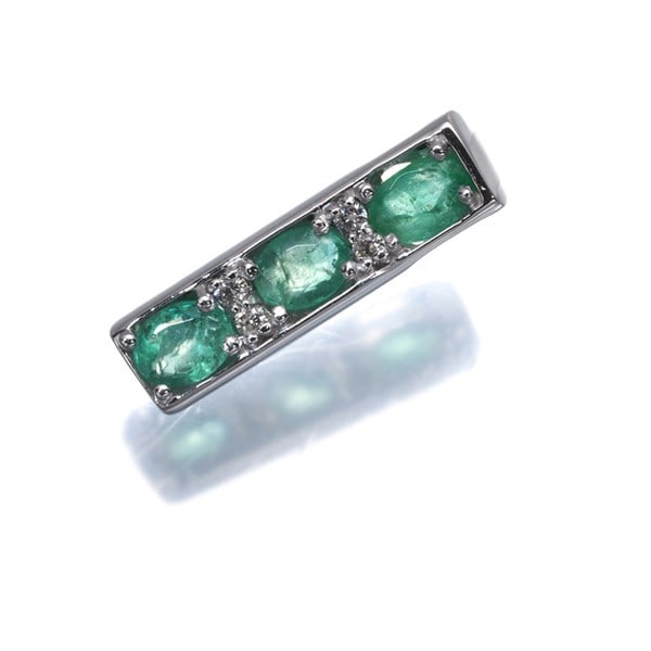 Emerald Diamond 0.04Ct Pendant 18K 750 White Gold: Emerald Diamond 0.04Ct Pendant 18K 750 White Gold 18k white gold pendant features a natural emerald stone, accompanied by a small diamond weighing 0.04ct, set in a elegant design. The pendant is craft