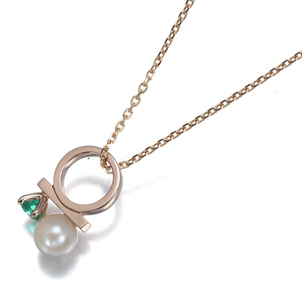 Tasaki Necklace Baby Akoya Pearl 4.0Mm Emerald Petit Balance Class 18K Rg: Tasaki Necklace Baby Akoya Pearl 4.0Mm Emerald Petit Balance Class 18K Rg Tasaki Necklace features a 4.0mm Akoya Pearl pendant suspended from a 18k rose gold chain, measuring 38-42cm in length. The