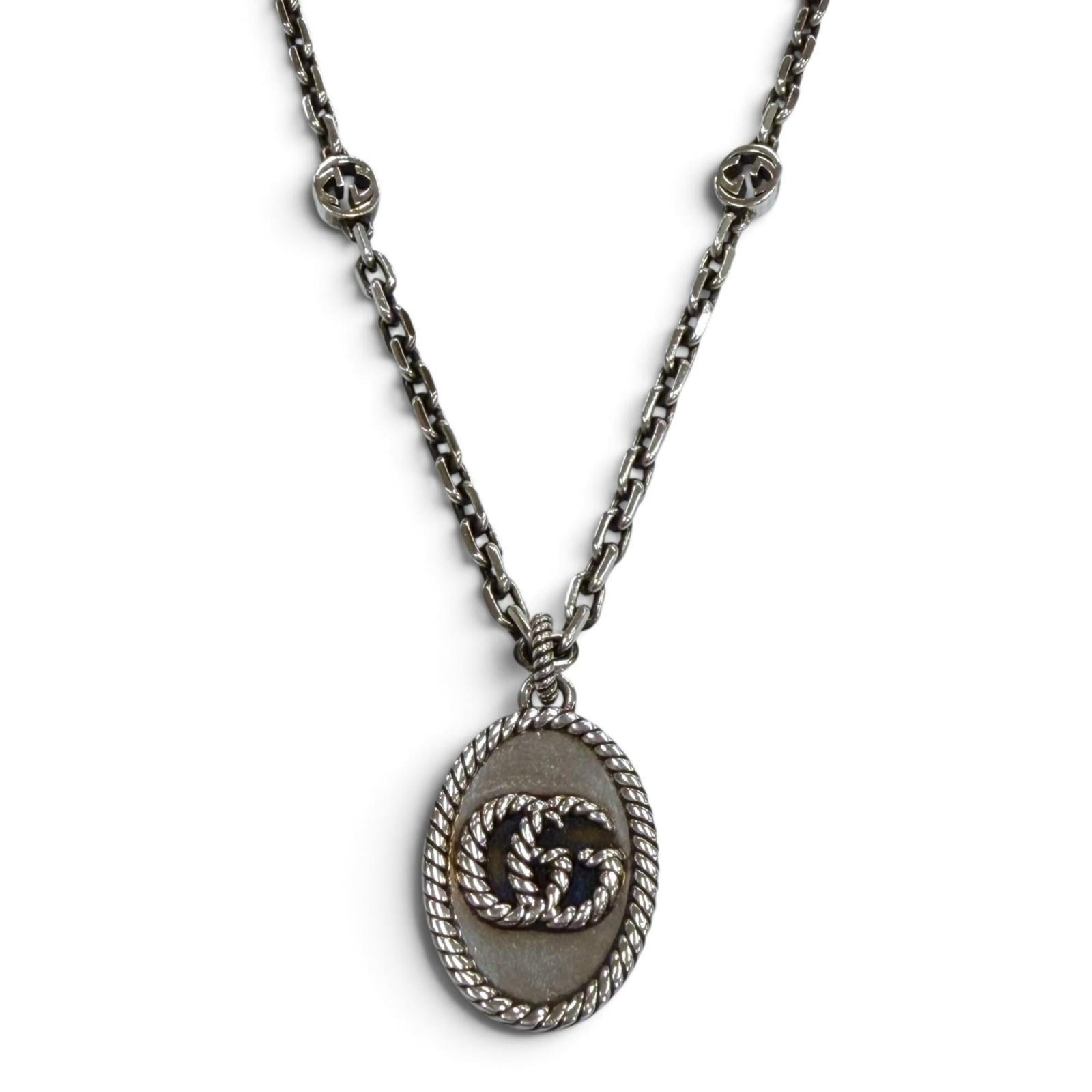 GUCCI Silver 925: GUCCI Silver 925 Silver 925 pendant from Gucci, featuring a 20mm x 15mm design, measures 50 cm in length, and bears a signature. Made from high-quality silver, this necklace is in very good condition 