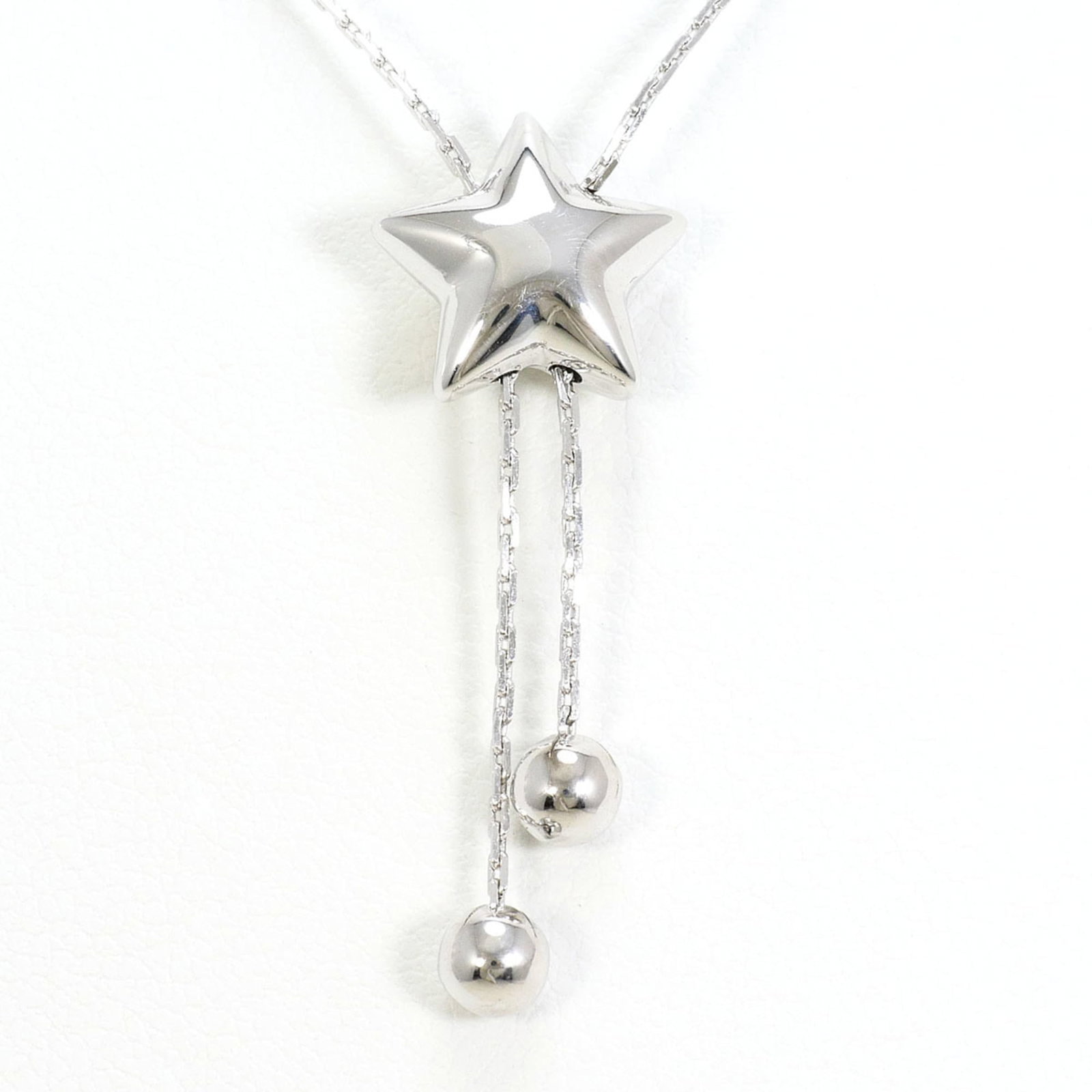 White Gold (18K): White Gold (18K) White gold (18K) necklace with a 11mm x 11mm pendant, crafted from 18K metal, weighing 5g. This necklace boasts a sleek design with a 68 cm circumference, perfect for everyday wear.