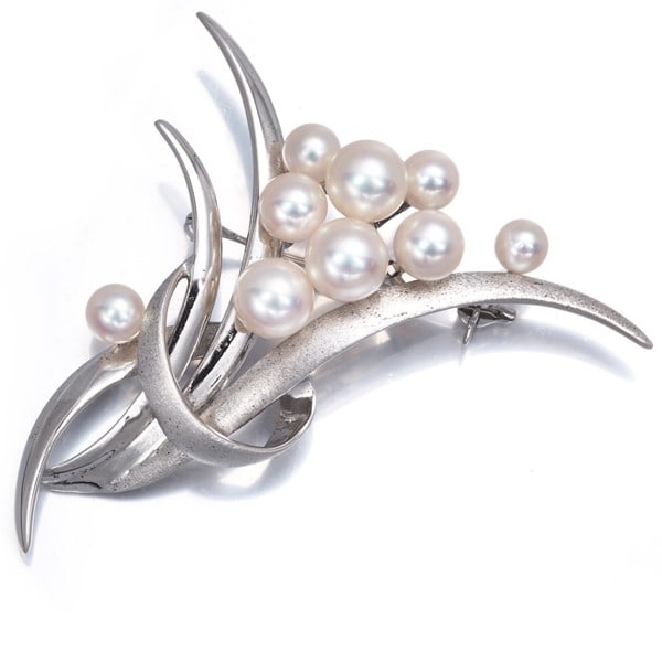 Tasaki Brooch Akoya Pearl 4.6-7.0Mm Leaf Flower Silver: Tasaki Brooch Akoya Pearl 4.6-7.0Mm Leaf Flower Silver The TASAKI Brooch Akoya Pearl 4.6-7.0Mm Leaf Flower Silver boasts a beautiful, cultured Akoya pearl surrounded by intricate silver details, set