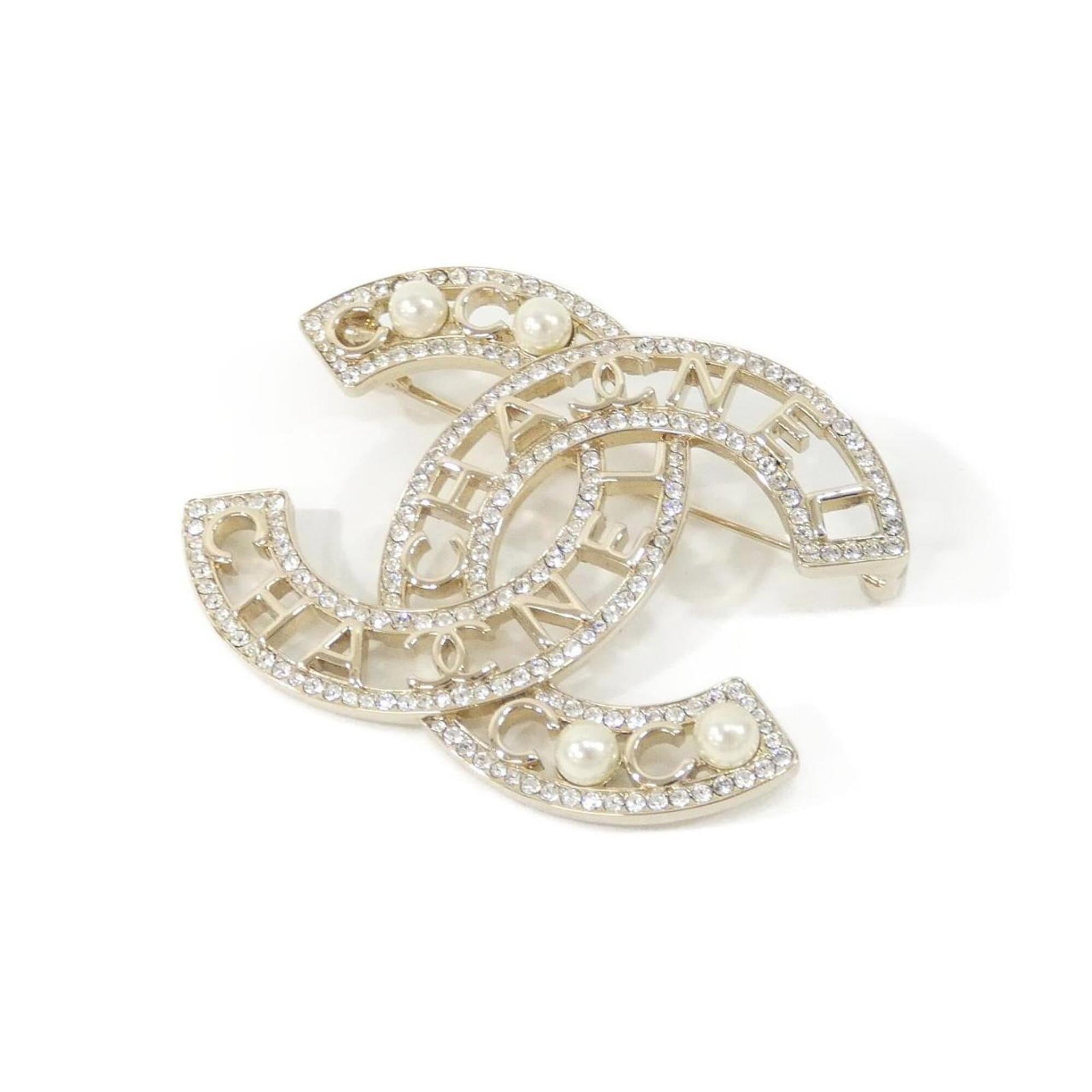 CHANEL Brooch Gold White: CHANEL Brooch Gold White Gold and white Chanel brooch with artificial pearl and crystal details, measuring 4.2cm x 5.7cm, in very good gently used condition with minor signs of wear. The brooch bears 