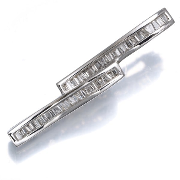 Diamond 0.30Ct Tapered-Cut Baguette-Cut Pendant 18K 750 White Gold: Diamond 0.30Ct Tapered-Cut Baguette-Cut Pendant 18K 750 White Gold Tapered-cut baguette-cut pendant in 18k white gold, featuring a 0.30ct natural diamond. The pendant's design size is 31.9 x 5.3mm,