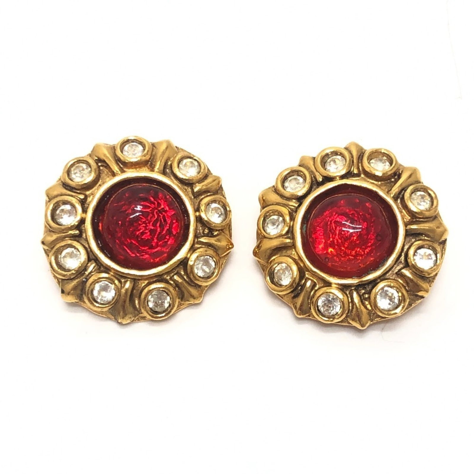 CHANEL Clip Earrings Metal: CHANEL Clip Earrings Metal Gold and red clip earrings from CHANEL, made from metal and bearing visible wear, including scratches and scuffs. The item measures 30.00mm x 30.00mm and is in good used