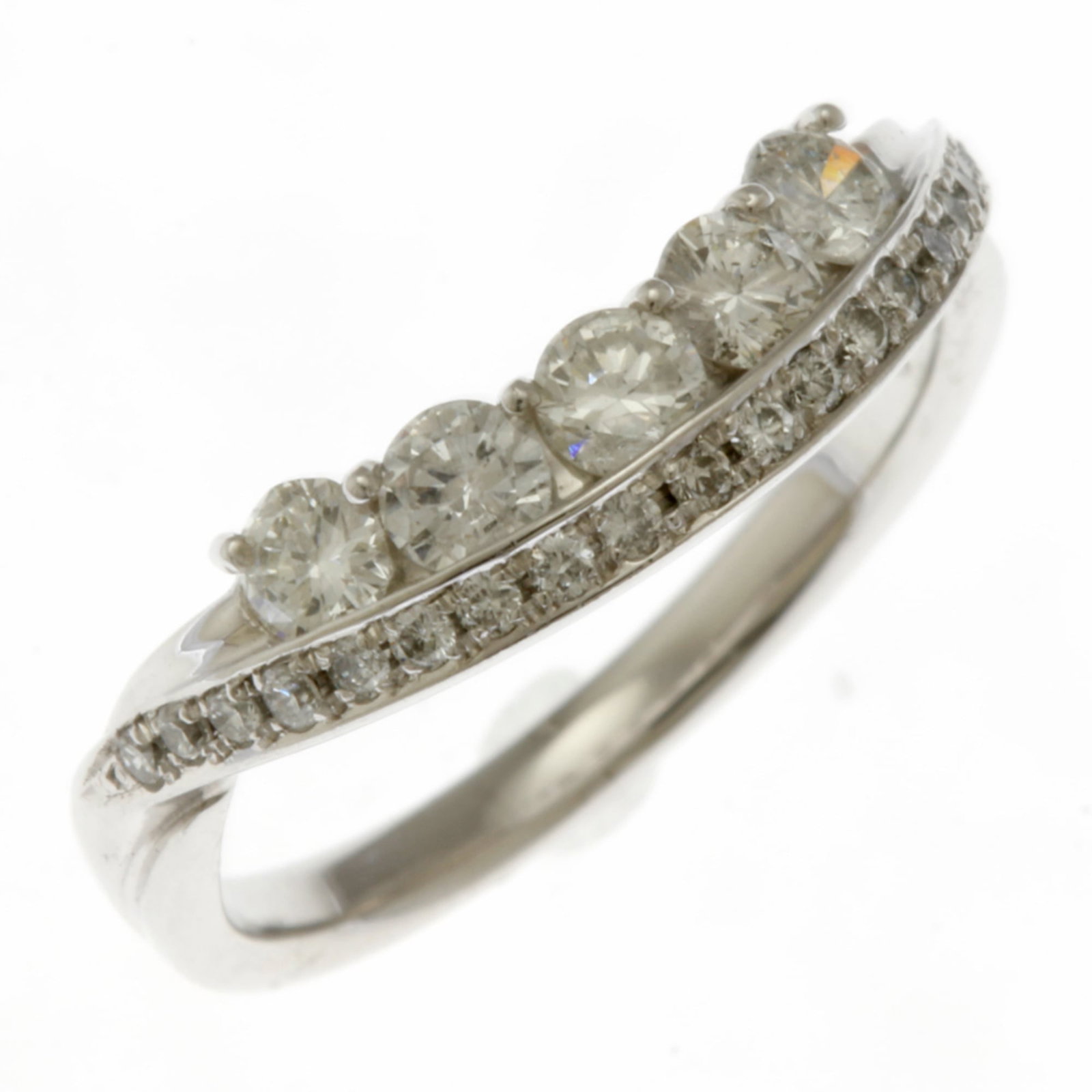 Band Ring White Gold (18K): Band Ring White Gold (18K) This 18K white gold band ring features a 0.68 carat diamond, crafted from high-quality white gold. In excellent condition, the ring shows minimal signs of wear and is ready
