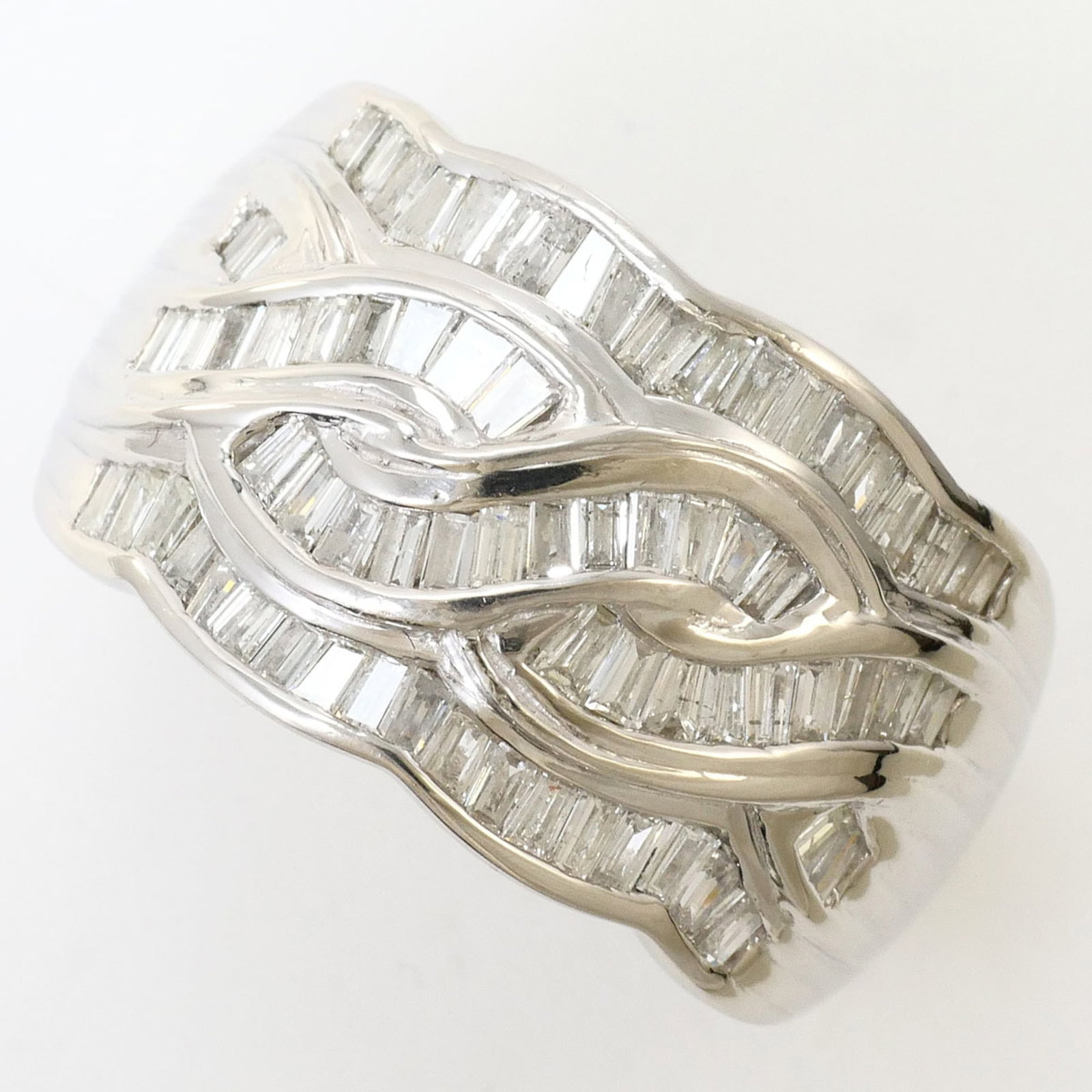 Band Ring Platinum 900: Band Ring Platinum 900 Platinum 900 band ring features a 1.05 carat diamond stone set in a high-quality platinum metal construction. The ring boasts a sleek 13mm width and a US size 6.5, making it a v