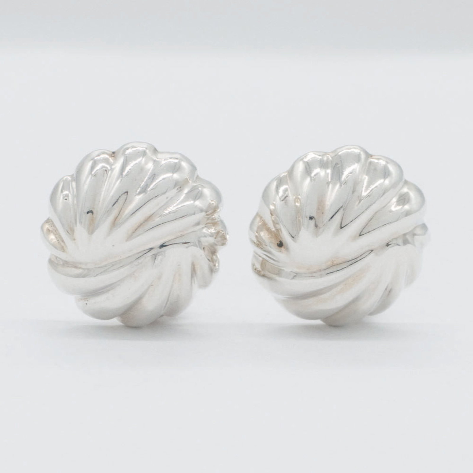 TIFFANY Clip Earrings Sterling Silver 925: TIFFANY Clip Earrings Sterling Silver 925 Sterling silver 925 clip earrings from Tiffany, bearing minor scratches and light marks, are available in very good condition. Gently used, these clip earring