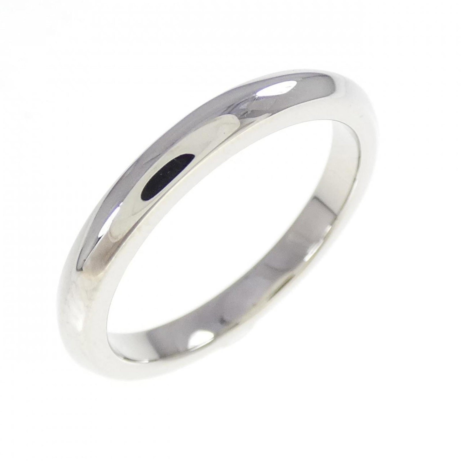 BVLGARI Band Ring Platinum 950: BVLGARI Band Ring Platinum 950 Platinum 950 BVLGARI Band Ring, a symbol of luxury and sophistication, boasts a sleek and modern design. Gently used with minor signs of wear, this band ring features a
