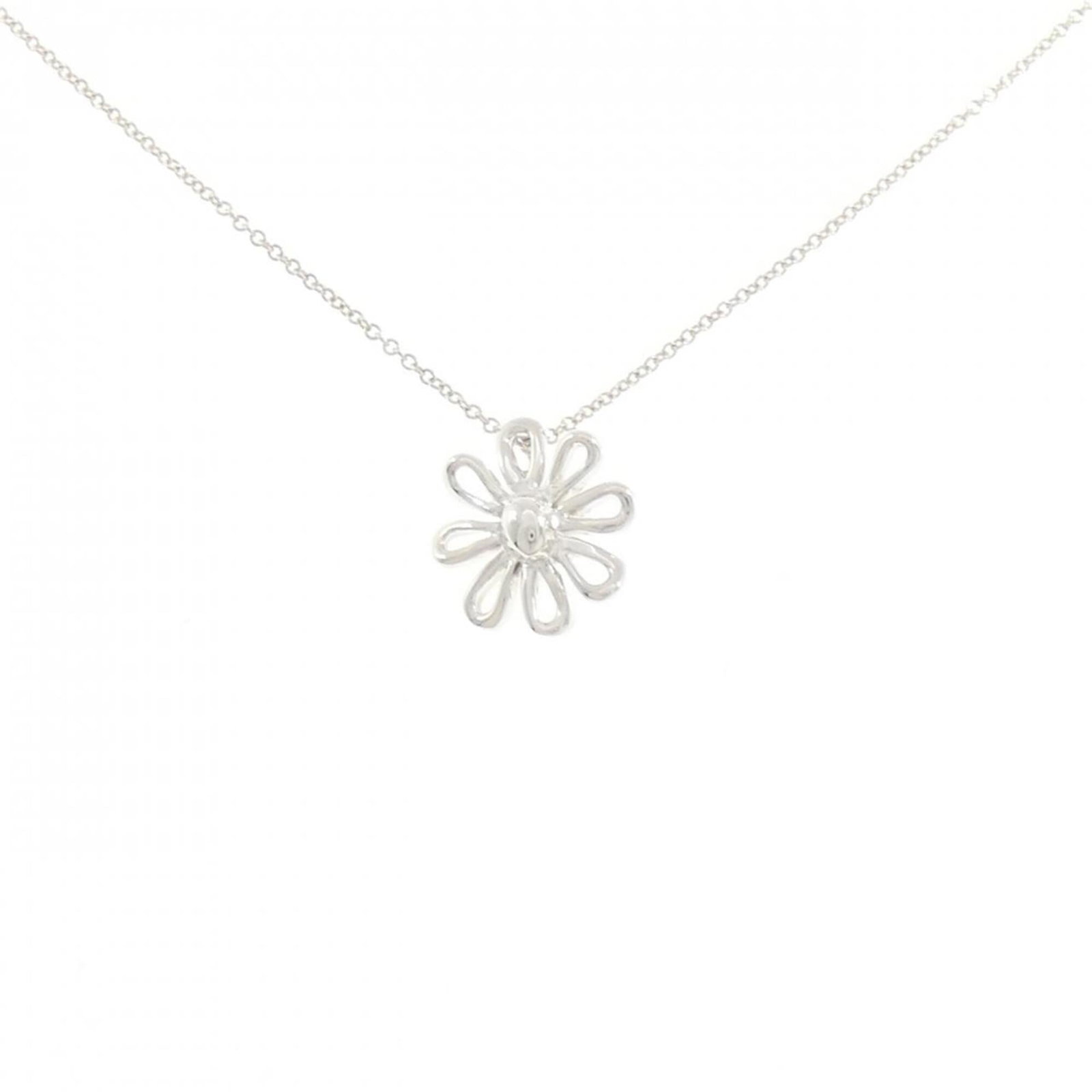TIFFANY Silver 925: TIFFANY Silver 925 Silver 925 pendant from Tiffany, a beautiful and elegant necklace. The pendant measures 14.5mm x 13.4mm and is set in a necklace with a 41 cm / 16.14'' circumference. Gently used