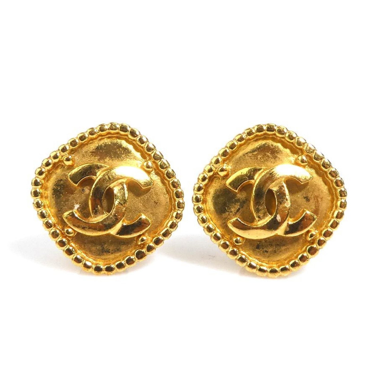 CHANEL Clip Earrings Metal: CHANEL Clip Earrings Metal Gold Clip Earrings from Chanel, France, featuring a classic design with metal construction. The item bears visible scratches and scuffs, but remains fully functional and in 
