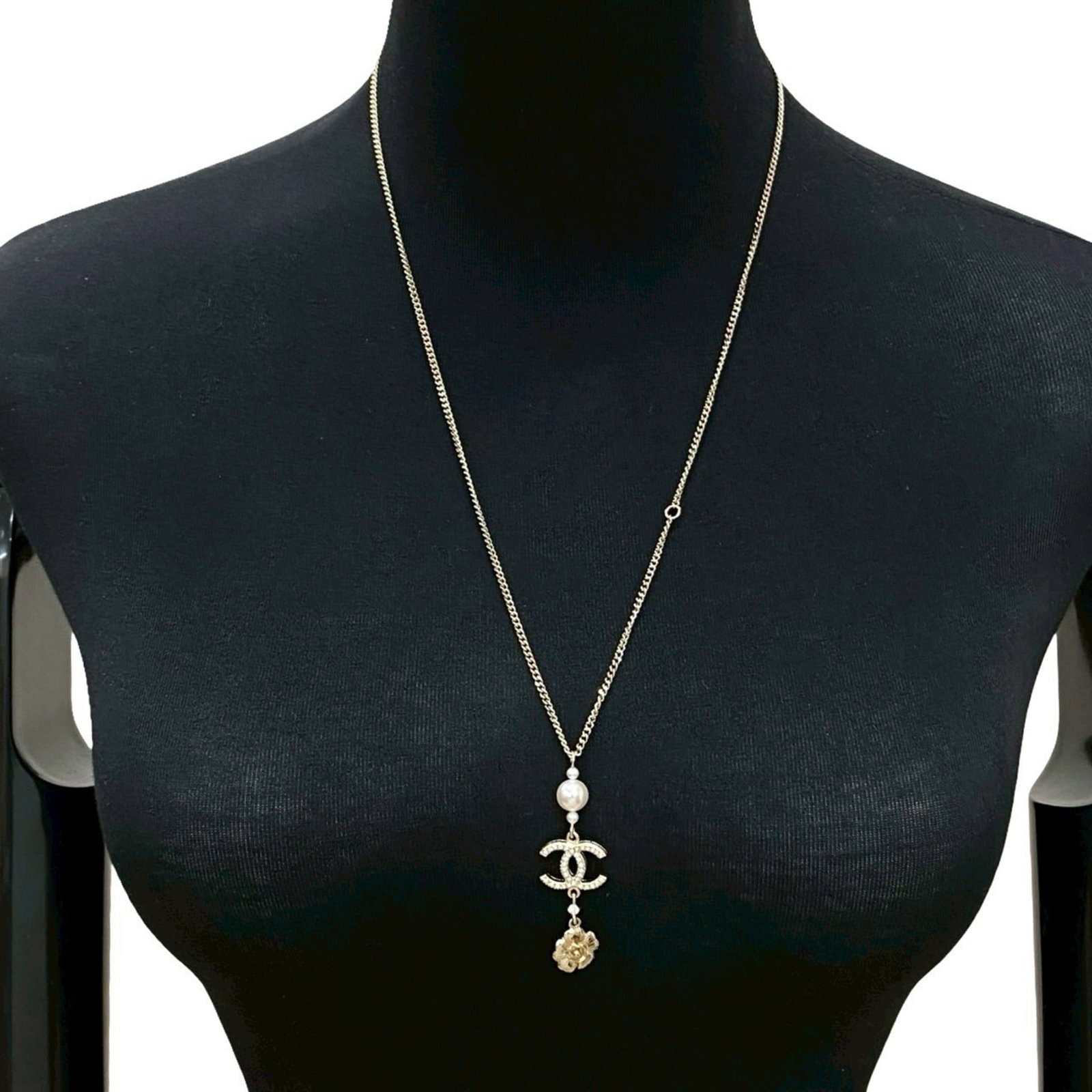 CHANEL Gold Plating: CHANEL Gold Plating Gold plating from the iconic CHANEL brand adorns this elegant necklace, featuring a pendant that measures 55mm x 17mm. The item comes with a box and is in good used condition,