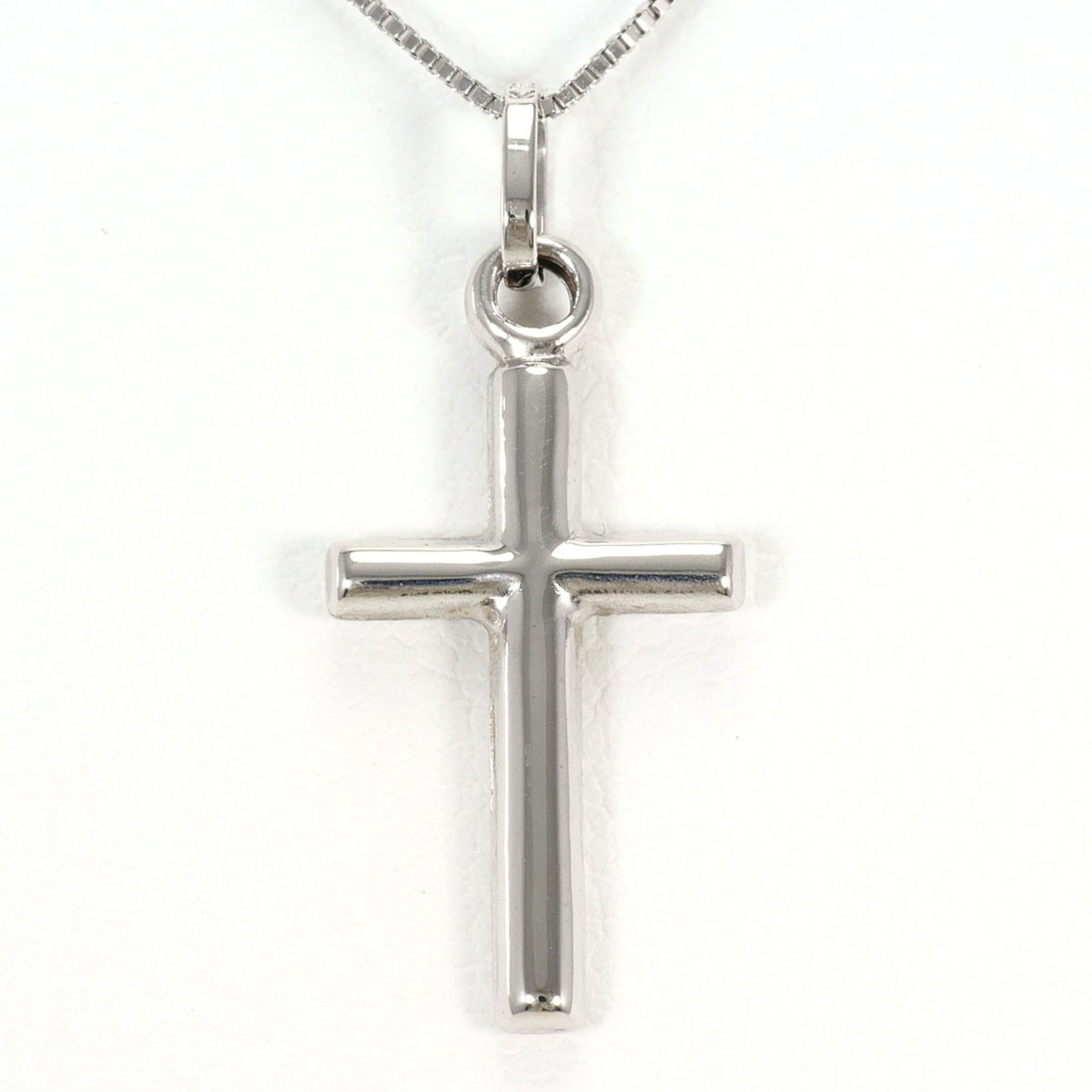 White Gold (14K) White Gold (18K): White Gold (14K) White Gold (18K) White gold (14K) and (18K) are expertly crafted into a beautiful necklace, featuring a 23mm x 10mm pendant. The necklace boasts a 40 cm / 15.74'' circumference,