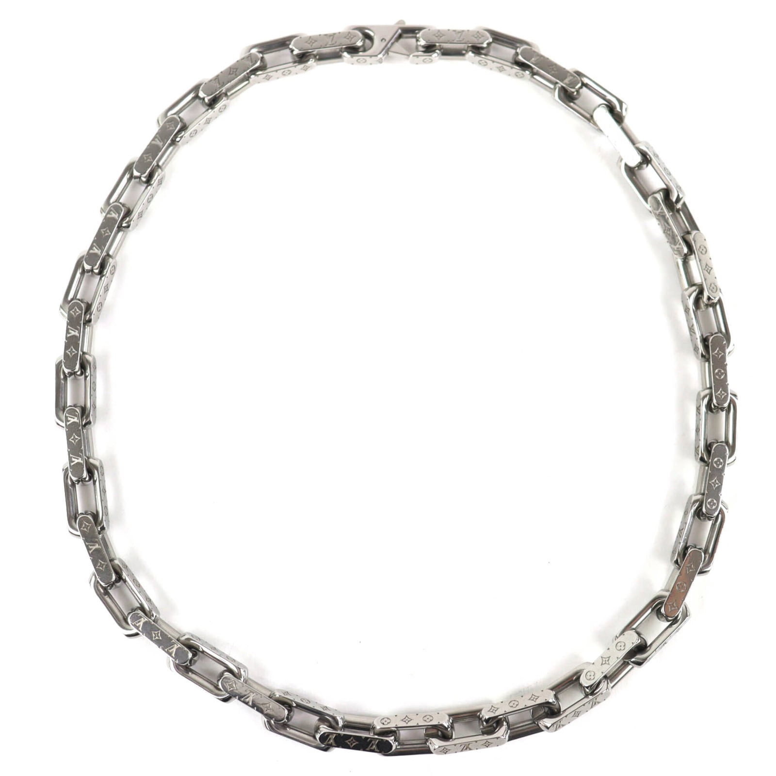 LOUIS VUITTON Silver: LOUIS VUITTON Silver Silver Louis Vuitton necklace, featuring a silver chain with a distinctive Louis Vuitton design, is available for purchase. Measuring 54.5 cm in circumference, this necklace is ma