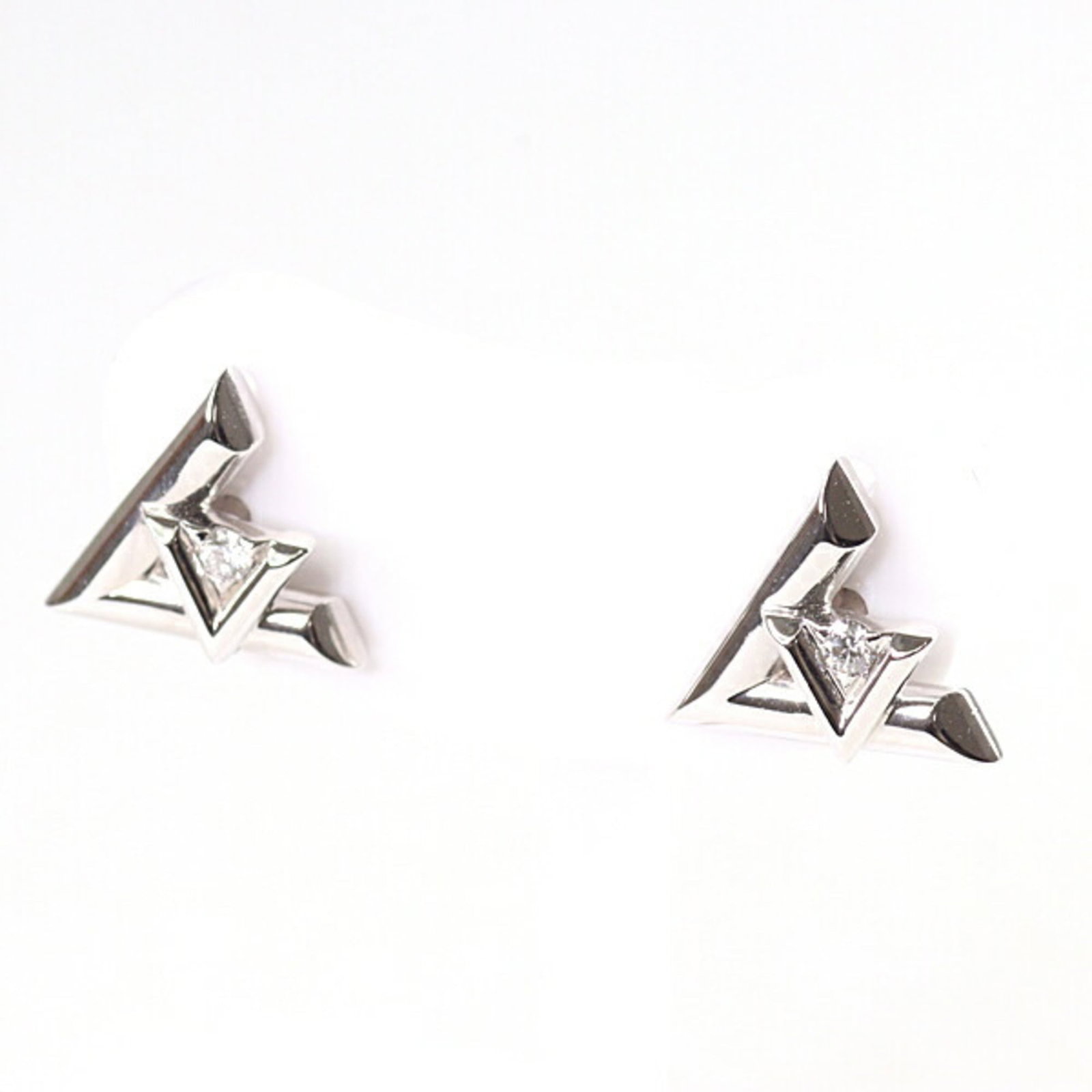 LOUIS VUITTON Stud Earrings White Gold (18K): LOUIS VUITTON Stud Earrings White Gold (18K) Stud earrings in white gold (18K) from Louis Vuitton, featuring a diamond stone. The item is gently used with minor signs of wear, including small scratche