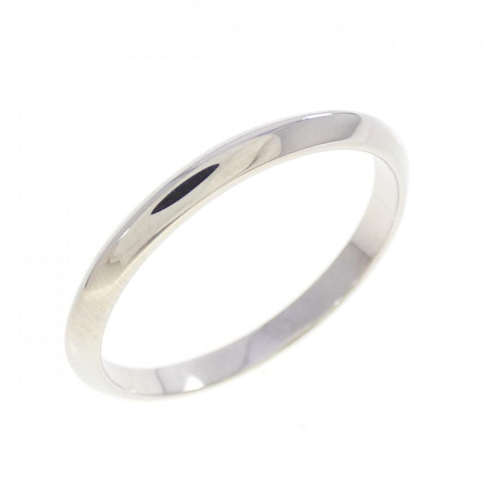 TIFFANY Band Ring Platinum 950: TIFFANY Band Ring Platinum 950 Platinum 950 Tiffany band ring in excellent condition, featuring a classic design with a subtle sheen. Gently used with minor signs of wear, this ring showcases the