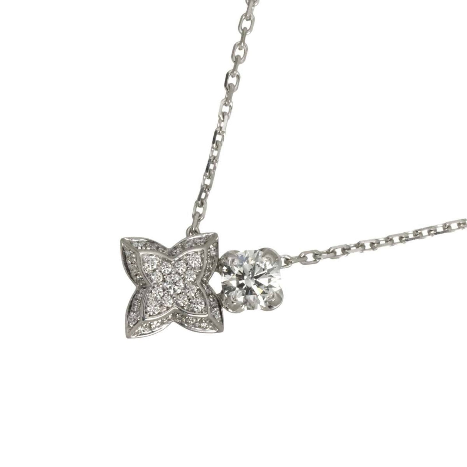 LOUIS VUITTON White Gold (18K): LOUIS VUITTON White Gold (18K) White gold (18K) necklace from Louis Vuitton, featuring a diamond pendant, measures 42 cm in circumference and has a pendant size of 13.3mm x 12.5mm. This necklace is in