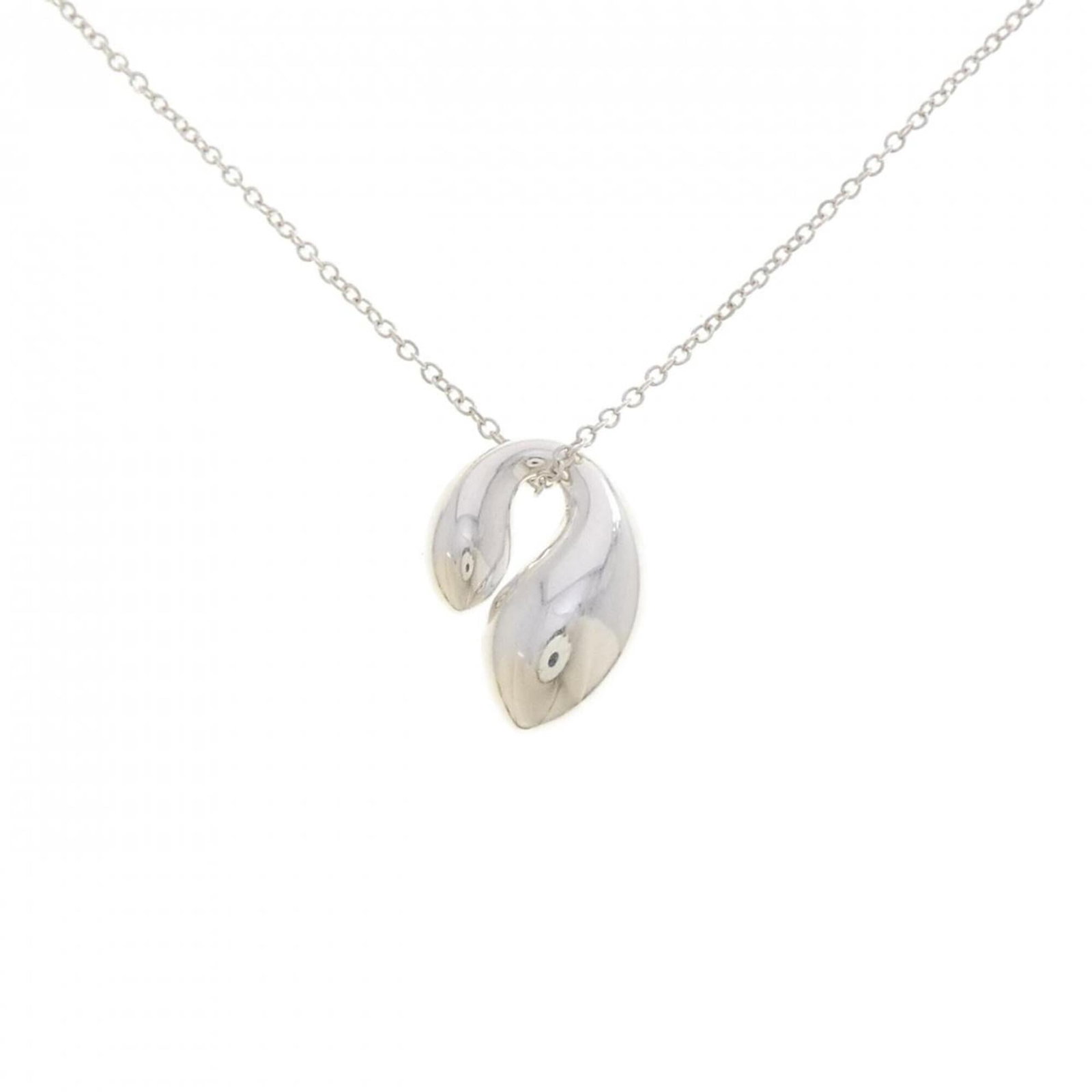 TIFFANY Silver 925: TIFFANY Silver 925 Silver pendant from Tiffany, made from 925 sterling silver, with a size of 16.4mm x 12.1mm and a 41cm neck circumference, bearing a subtle signature. This necklace is in like new co