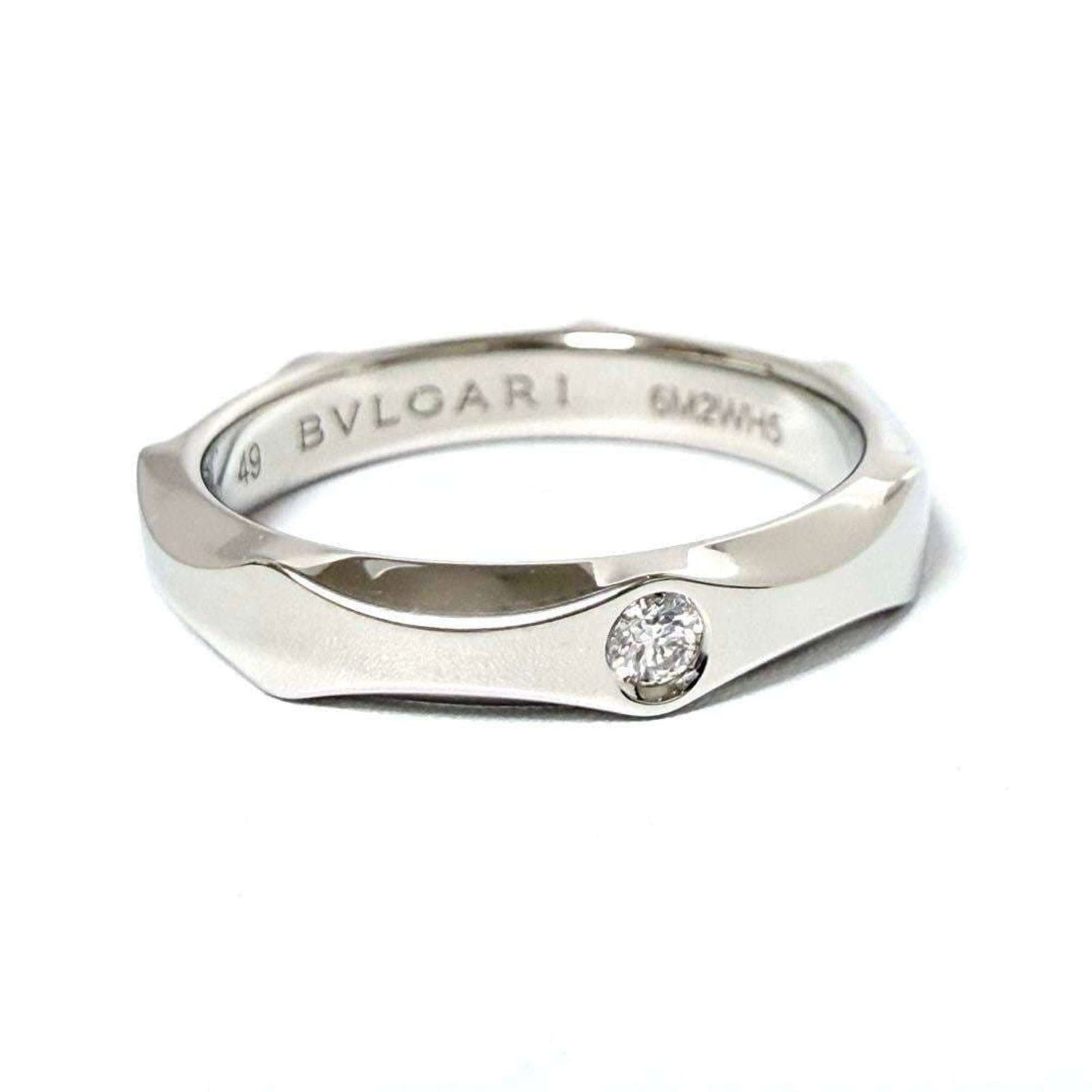 BVLGARI Band Ring Platinum 950: BVLGARI Band Ring Platinum 950 BVLGARI Band Ring Platinum 950, a sleek and sophisticated design from Italy, boasts a platinum 950 material that exudes luxury. This band ring features a silver color