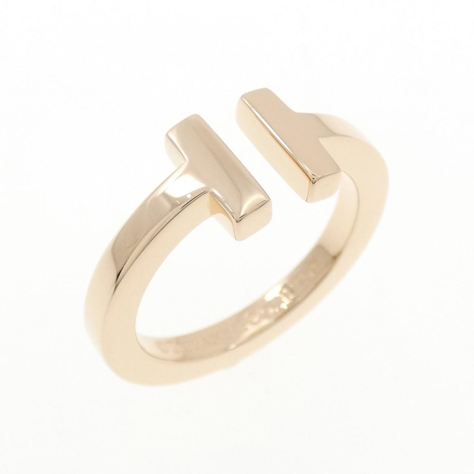 TIFFANY Band Ring Pink Gold (18K): TIFFANY Band Ring Pink Gold (18K) Pink gold (18K) band ring from Tiffany, a timeless and elegant design. This like-new used ring boasts excellent condition with no visible wear, making it a great