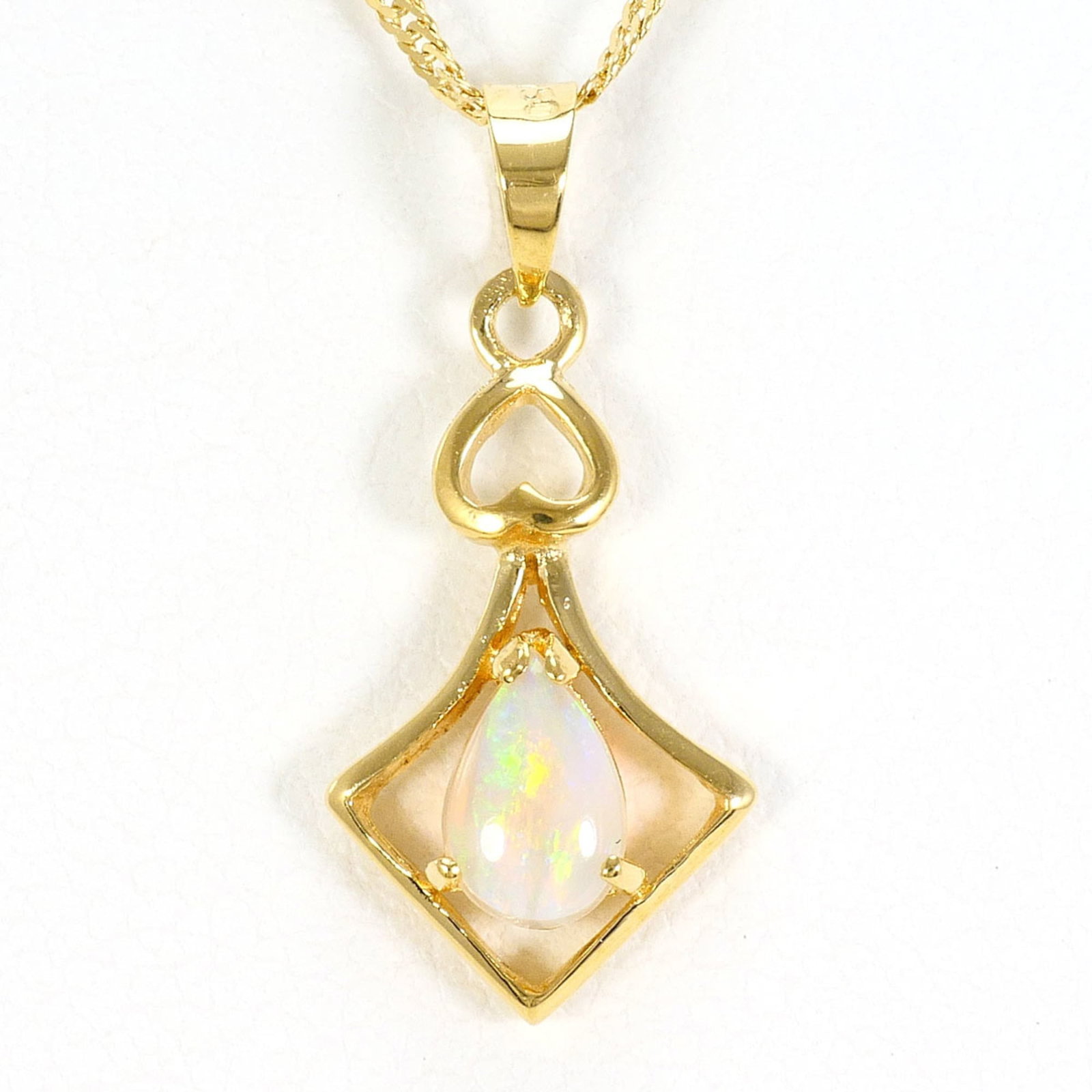 Yellow Gold (18K): Yellow Gold (18K) Yellow gold (18K) necklace with a 2.1g opal pendant, featuring a 20mm x 10mm pendant size and a 45 cm circumference. This necklace is made from 18K yellow gold and comes in like new 