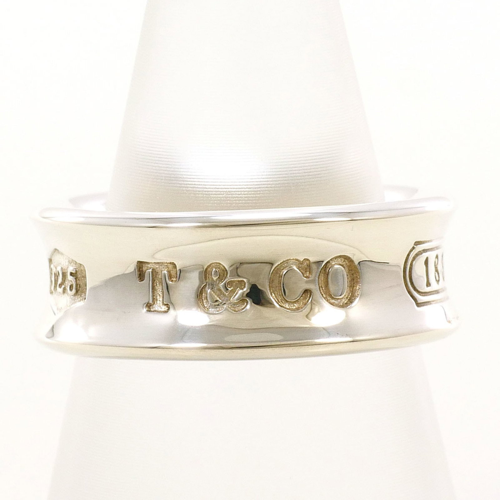TIFFANY Band Ring Silver 925: TIFFANY Band Ring Silver 925 Silver 925 band ring from Tiffany, a classic design with a timeless elegance. Made from high-quality sterling silver, this ring is in like new condition, with only the fai