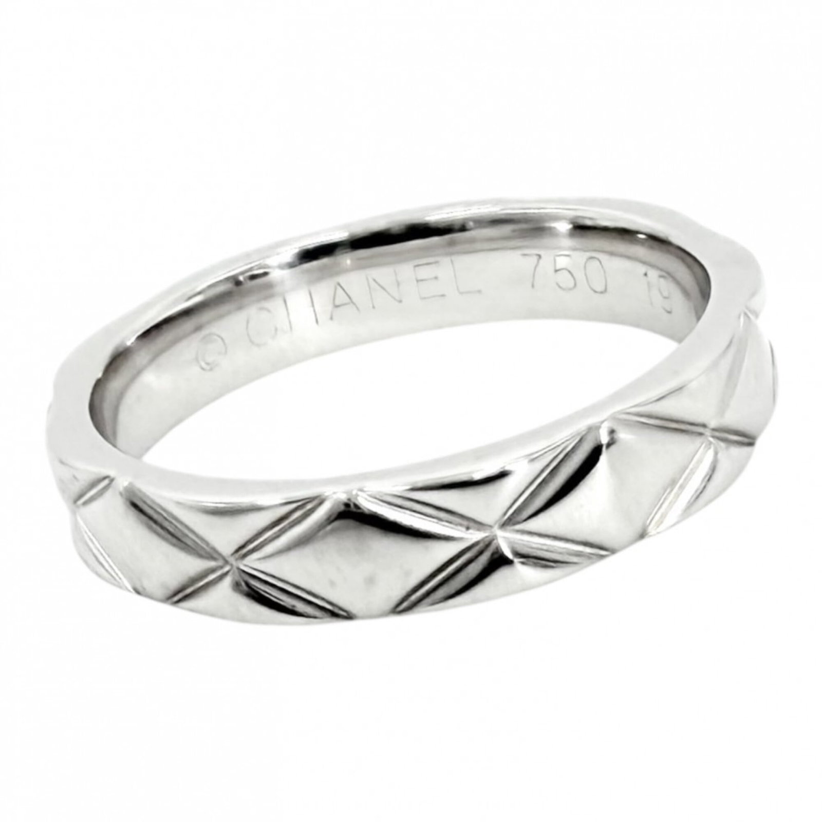CHANEL Band Ring White Gold (18K): CHANEL Band Ring White Gold (18K) This 18K white gold band ring from CHANEL features a sleek design that adds a touch of sophistication to any outfit. With visible wear and minor scratches, this pre-o