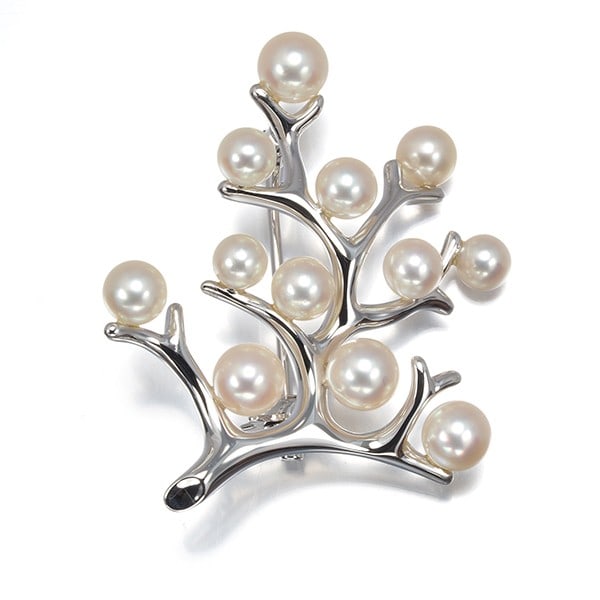 Mikimoto Brooch Akoya Pearl 3.8-5.0Mm Kofuku No Ki Silver: Mikimoto Brooch Akoya Pearl 3.8-5.0Mm Kofuku No Ki Silver The Mikimoto Brooch Akoya Pearl 3.8-5.0Mm Kofuku No Ki Silver boasts a stunning 34.3 x 28.6mm design size, perfectly showcasing the 3.8-5.0mm 