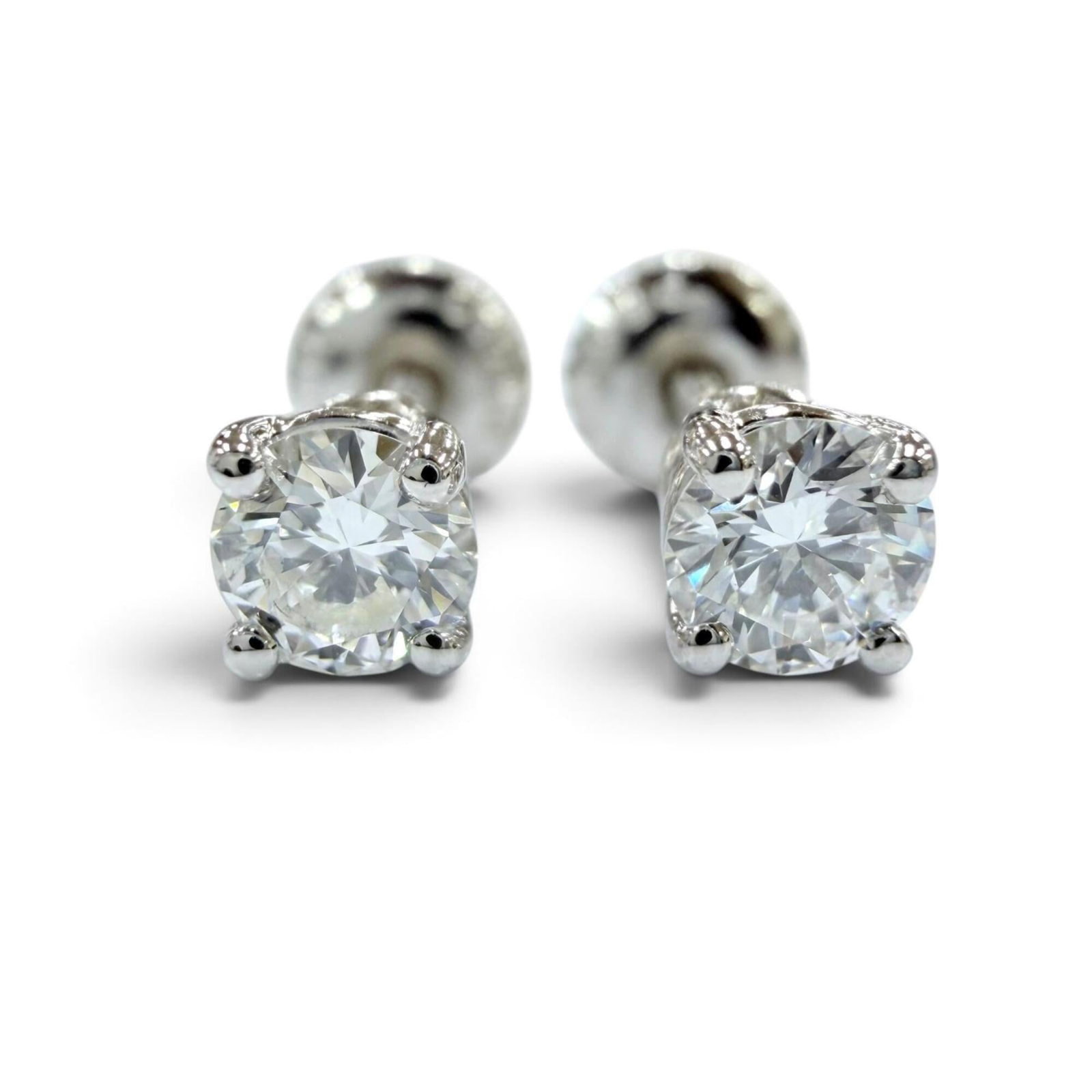 TIFFANY Stud Earrings Platinum 950: TIFFANY Stud Earrings Platinum 950 Platinum 950 Tiffany stud earrings featuring a diamond stone, gently used with minor signs of wear. The item is in very good condition, with small scratches or