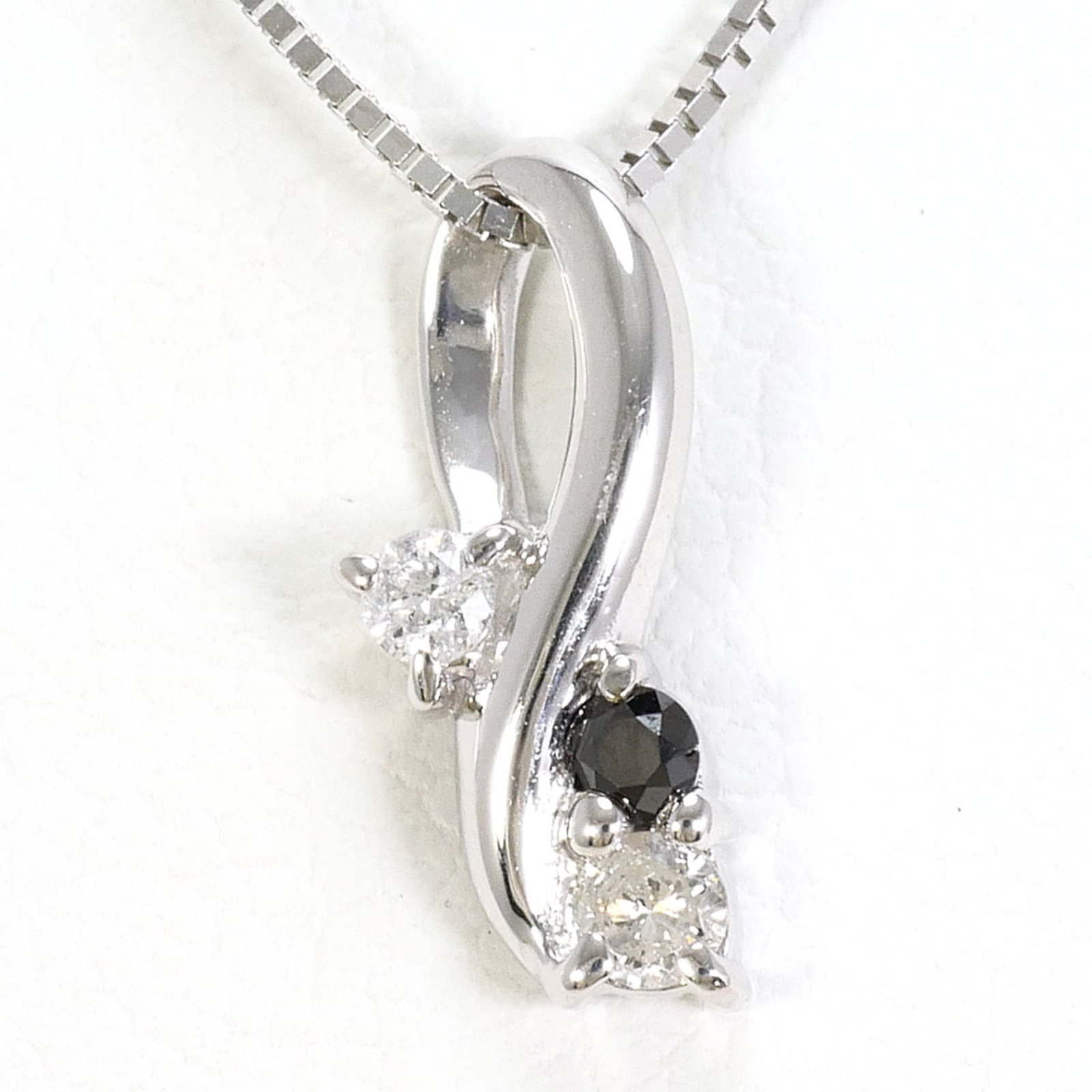 White Gold (10K): White Gold (10K) White gold (10K) necklace with a 1.1g diamond pendant, set in a sturdy 40 cm chain, boasting a sleek 12mm x 5mm pendant. This like new necklace features a refined 10K metal purity and