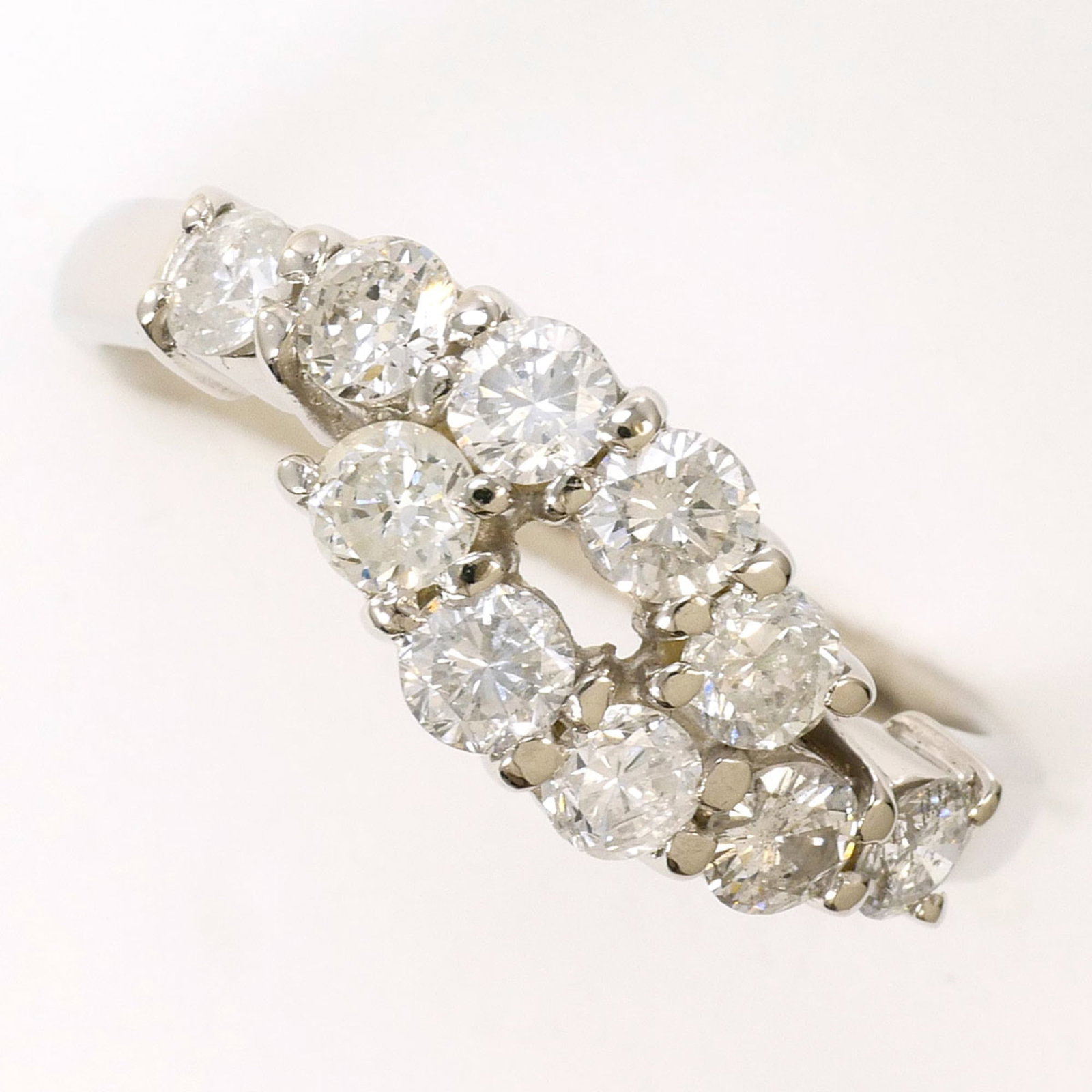 Band Ring Platinum 900: Band Ring Platinum 900 Platinum 900 band ring with a 1.00 carat diamond, offering a touch of luxury with its sleek platinum design and subtle diamond accent. This like-new used ring boasts a 6.5 US