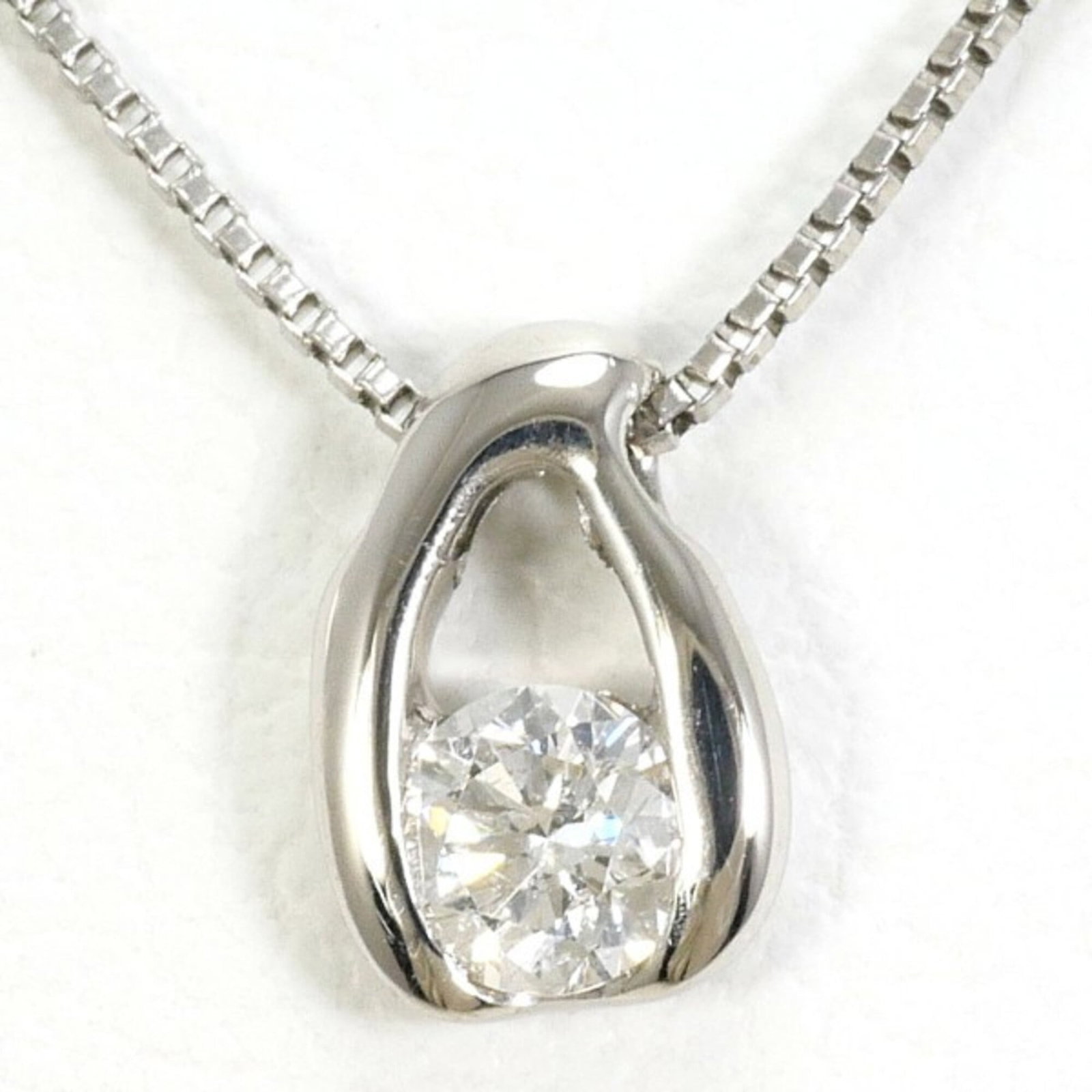 Platinum 850 Platinum 900: Platinum 850 Platinum 900 Platinum 850 and 900 necklace features a 0.10ct diamond set in platinum, with a 45cm circumference. Made from high-quality platinum, this necklace boasts a luxurious feel and