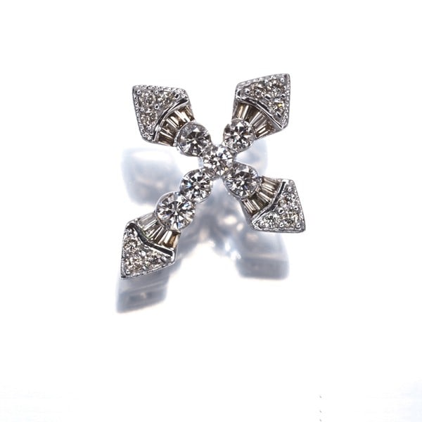 Diamond Cross Tapered-Cut Pendant 18K 750 White Gold: Diamond Cross Tapered-Cut Pendant 18K 750 White Gold The 18K white gold diamond cross pendant boasts a natural diamond set into a beautiful tapered-cut design, adding a touch of elegance to any