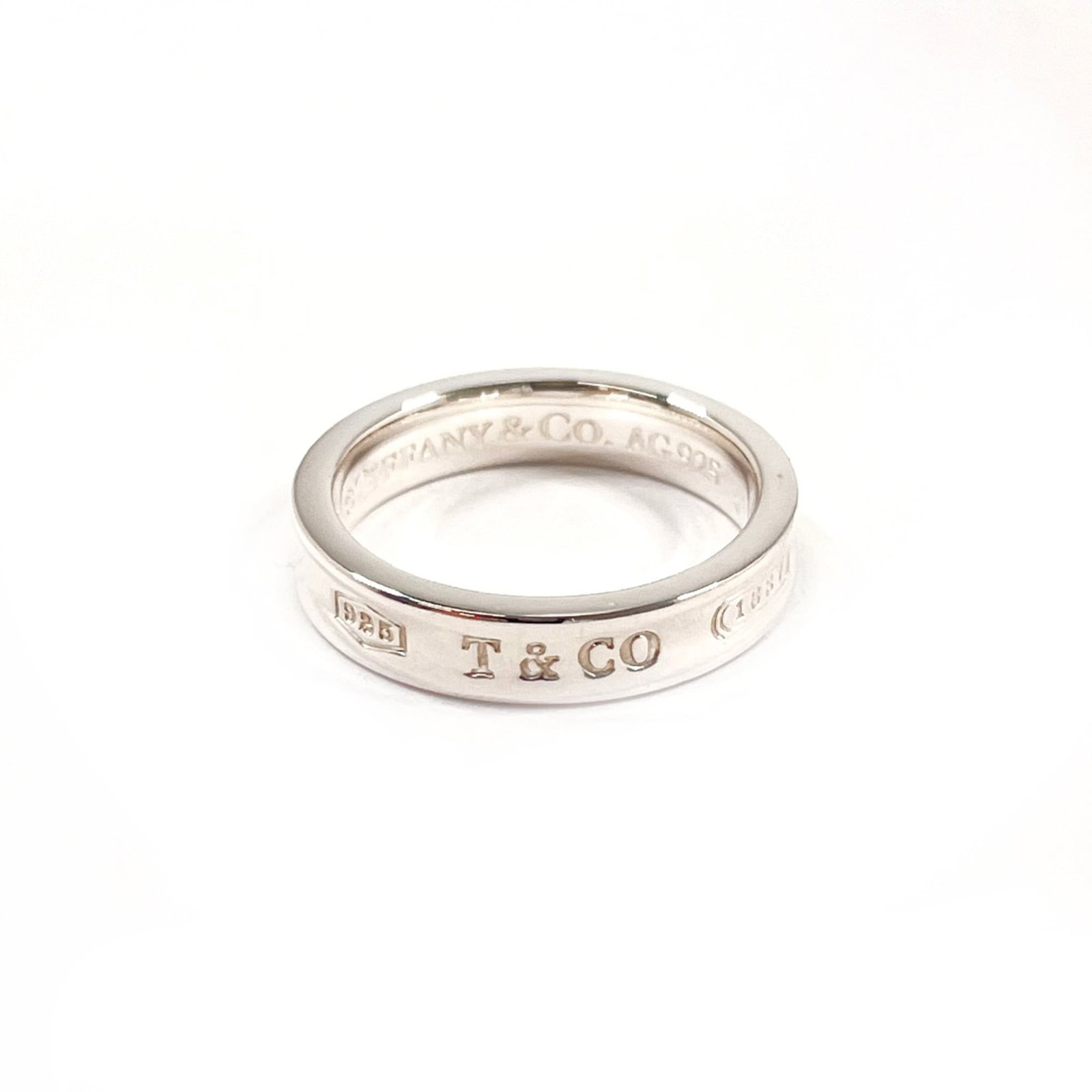TIFFANY Band Ring Silver 925: TIFFANY Band Ring Silver 925 Silver 925 band ring from Tiffany, a classic design with a subtle elegance. Gently used, this ring features minor signs of wear, including small scratches or light marks,