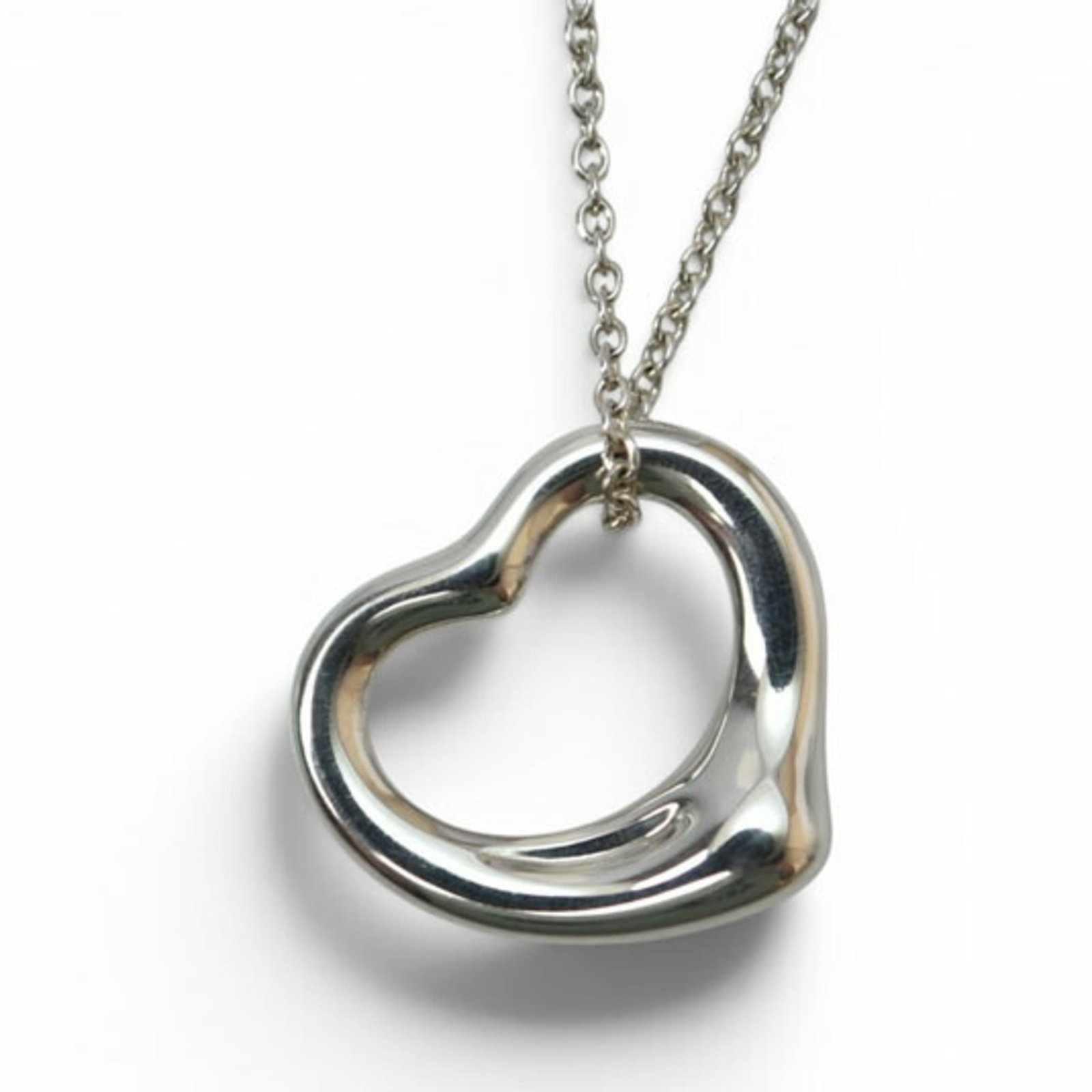 TIFFANY Silver 925: TIFFANY Silver 925 Silver pendant from Tiffany, measuring 13mm x 15mm, features a classic design that adds a touch of elegance to any outfit. Gently used with minor signs of wear, this silver