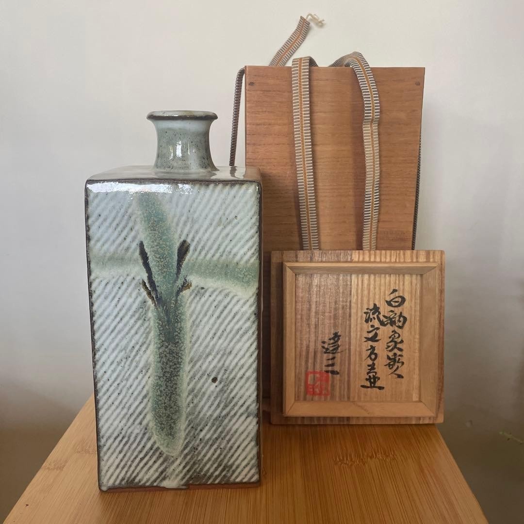 White Glaze Inlay Square Vase Japanese Pottery Tatsuzo Shimaoka: White Glaze Inlay Square Vase Japanese Pottery Tatsuzo Shimaoka Item Specifics: Origin: Mashiko Japan Signed By: Tatsuzou Shimaoka Signed: Yes Color: Multicolor Material: Ceramic Subject: Design Vinta