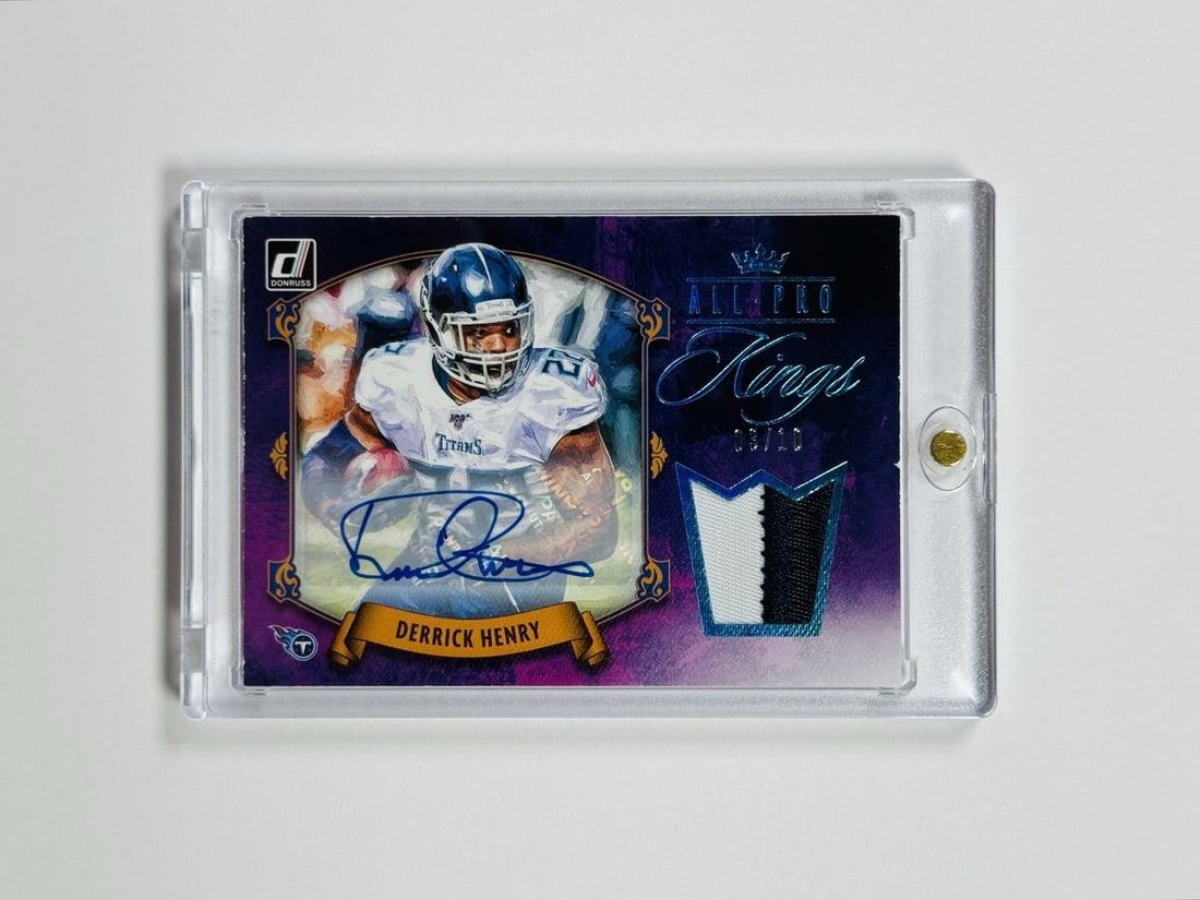 2020 DONRUSS ALL PRO KINGS DERRICK HENRY #18 PATCH AUTO/ 10: 2020 DONRUSS ALL PRO KINGS DERRICK HENRY #18 PATCH AUTO/ 10 Derrick Henry's 2020 Donruss All Pro Kings Patch Auto #18 is a highly limited print, with only 10 copies in existence. This card features a 