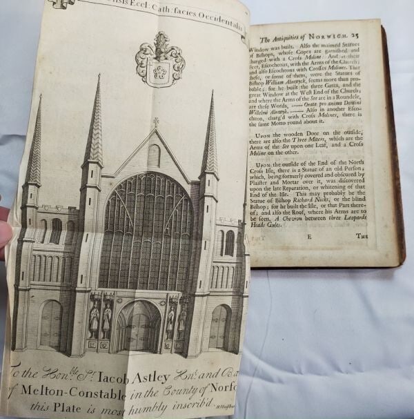 RARE Posthumous works by Thomas Browne in 1st edition 1712 binding: RARE Posthumous works by Thomas Browne in 1st edition 1712 binding Item Specifics: Binding: Leather Language: English Special Attributes: 1st Edition Illustrated Author: Sir Thomas Browne Region: Euro