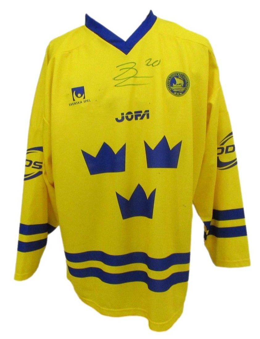Henrik Zetterberg Team Sweden Signed/ Autographed Yellow #20 Jersey 196570: Henrik Zetterberg Team Sweden Signed/ Autographed Yellow #20 Jersey 196570 Henrik Zetterberg's 196570 Team Sweden signed yellow #20 jersey is a unique collectible for hockey enthusiasts. The jersey be