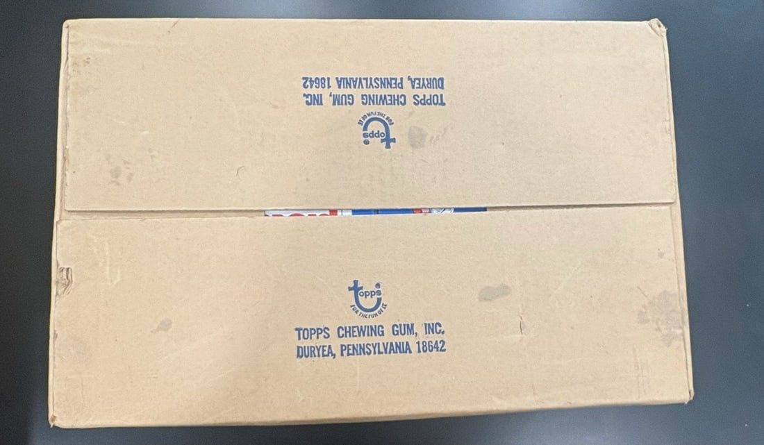 TOPPS BASEBALL VENDING BOX CASES 1990 GRIFFEY JR FRANK THOMAS SEALED: TOPPS BASEBALL VENDING BOX CASES 1990 GRIFFEY JR FRANK THOMAS SEALED Sealed in pristine condition, this 1990 Topps baseball vending box case features iconic players Griffey Jr. and Frank Thomas, makin